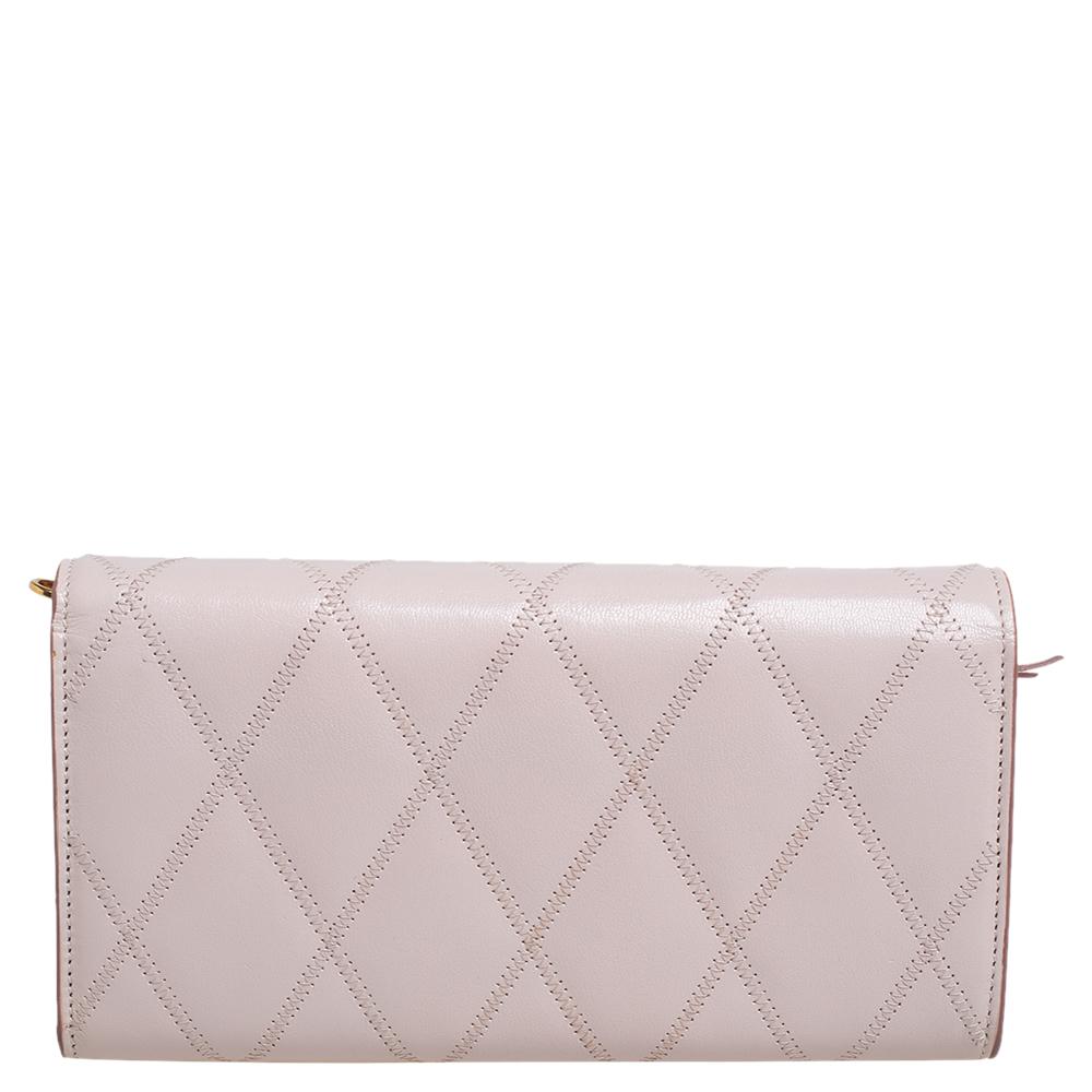 This delicate piece features a classy appeal and is precisely made for you by Givenchy. Crafted from pale pink leather and styled exquisitely, this wallet on chain is accompanied by a chain link for you to swing it with ease. It has a front flap