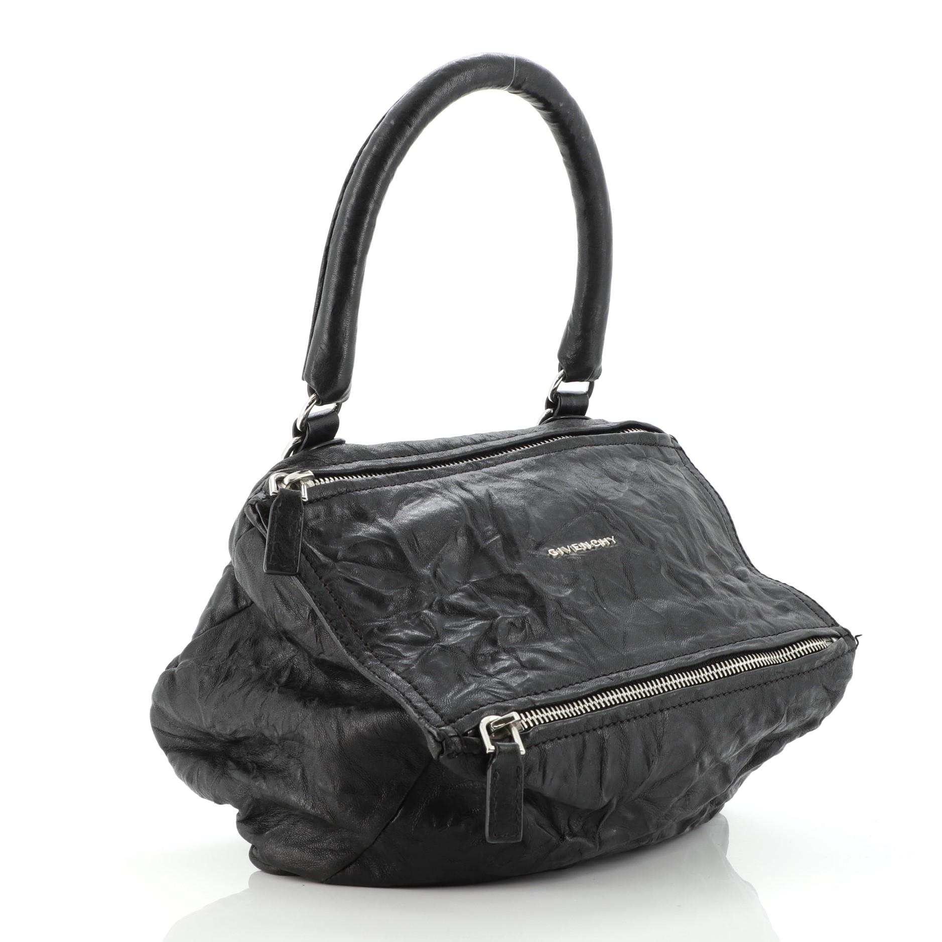 Die Givenchy Pandora Tasche aus Leder im Used-Look (Schwarz)