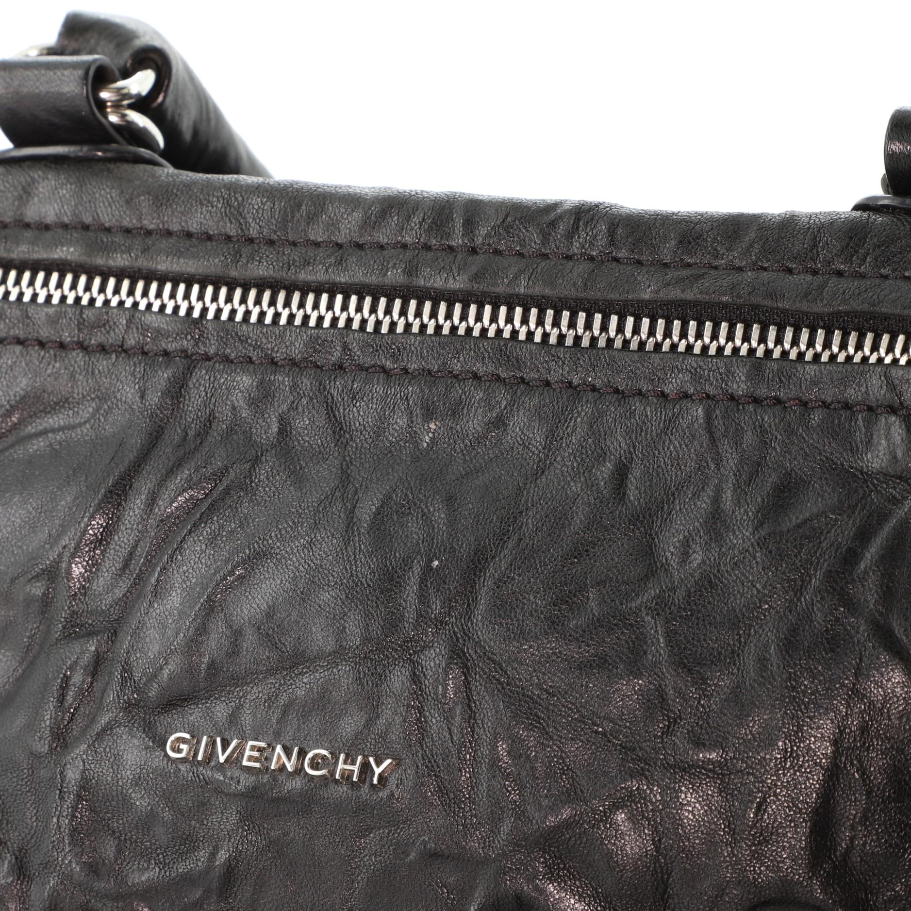 Die Givenchy Pandora Tasche aus Leder im Used-Look 3