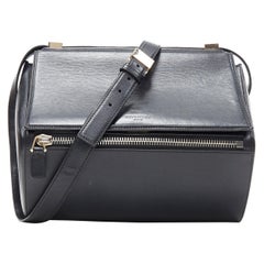 GIVENCHY Pandora Box Schwarze strukturierte Crossbody-Tasche aus Leder mit Frontreißverschluss