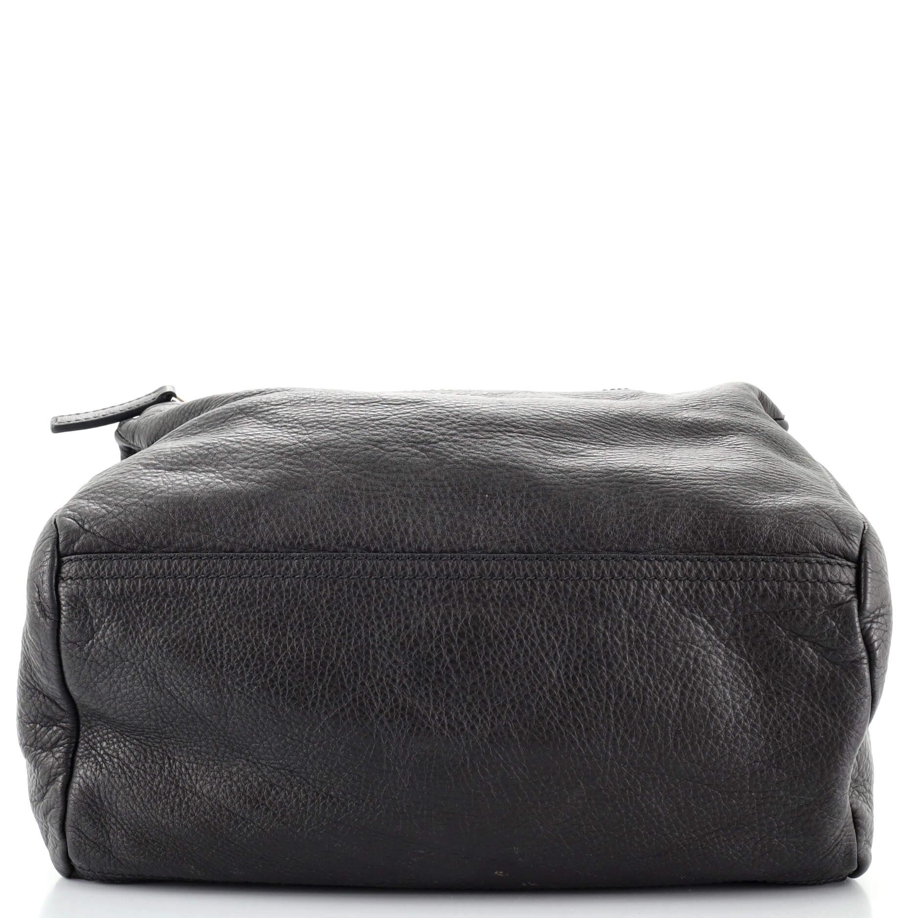 Givenchy Pandora Handtasche aus Leder mit Nieten Medium im Zustand „Gut“ in NY, NY