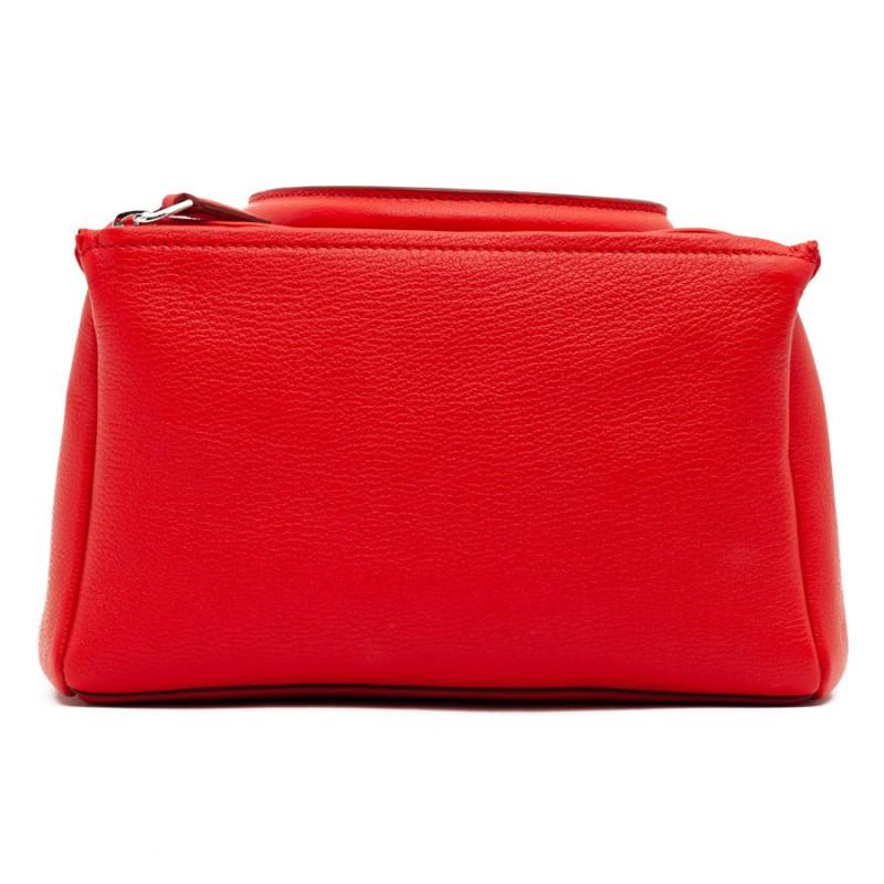 Sac souple cubique Givenchy modèle Pandora en cuir grainé rouge avec une garniture en métal argenté. Signature sur le dessus. Deux fermetures éclair, la première s'ouvre sur un grand espace de rangement doublé de tissu beige, trois poches plates