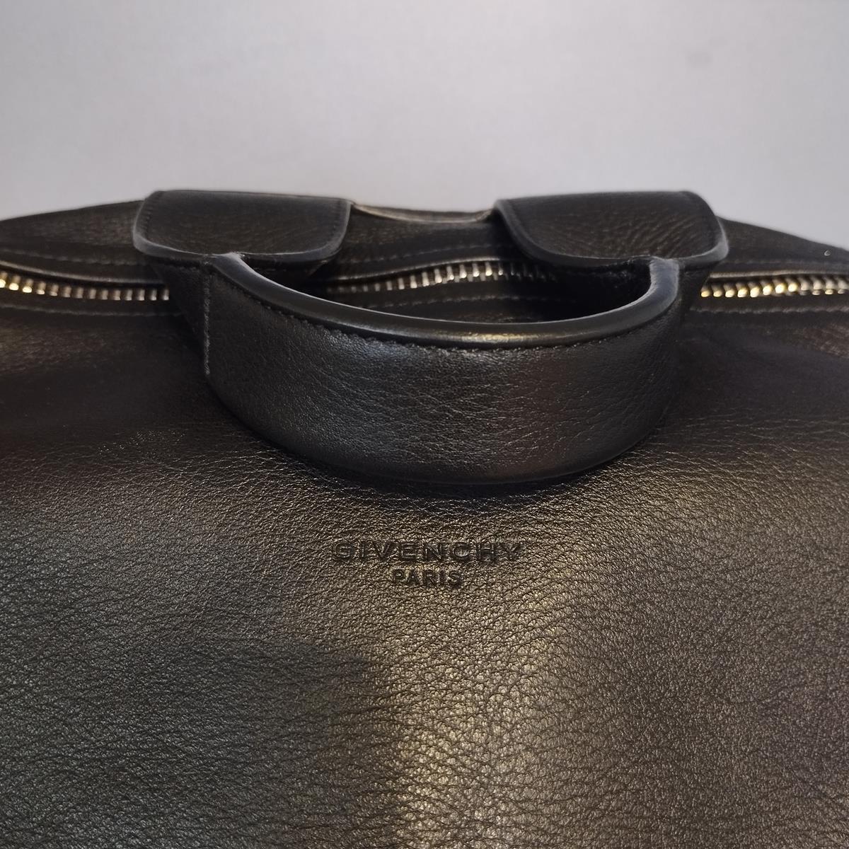 Beautiful and comfortable Givenchy bag
Soft leather
Black color
Single handle
Can be carried crossbody (removable)
Zip closure
Two external zipped pockets
Textile internal
Internal zip pocket
Cm 38 x 22 x 20 (14,9 x 8,66 x 7,87 inches)
Free Express
