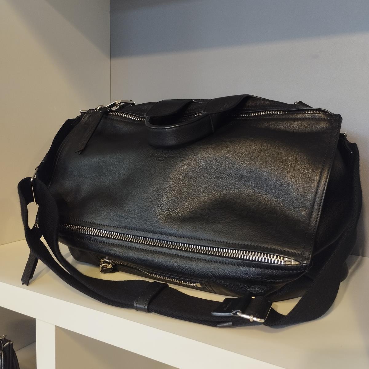 Givenchy Pandora Soft Messenger Bag In Excellent Condition In Gazzaniga (BG), IT