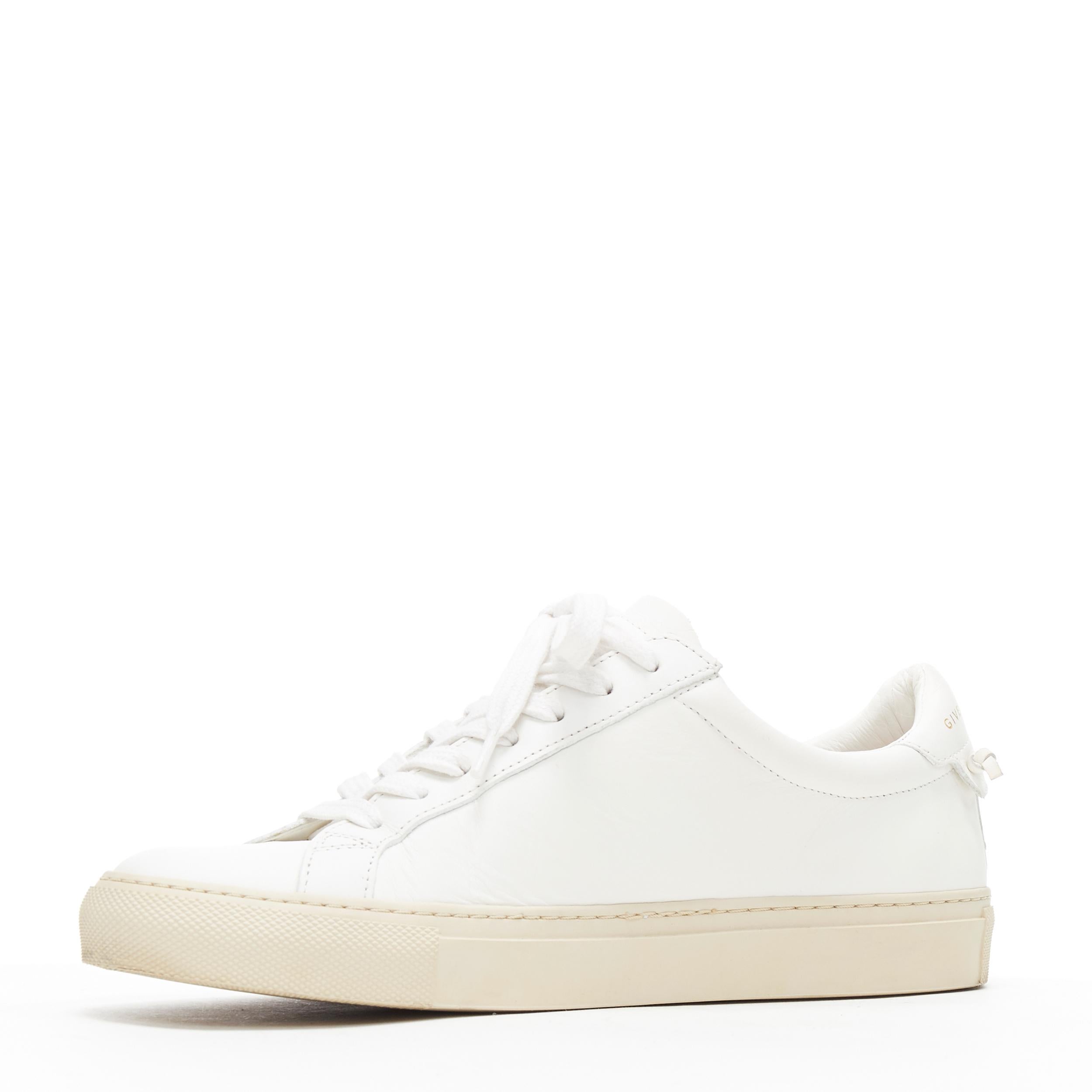 GIVENCHY Paris 17 weißes Leder schnüren minimalistische Low Top Sneakers EU37.5 im Zustand „Hervorragend“ in Hong Kong, NT