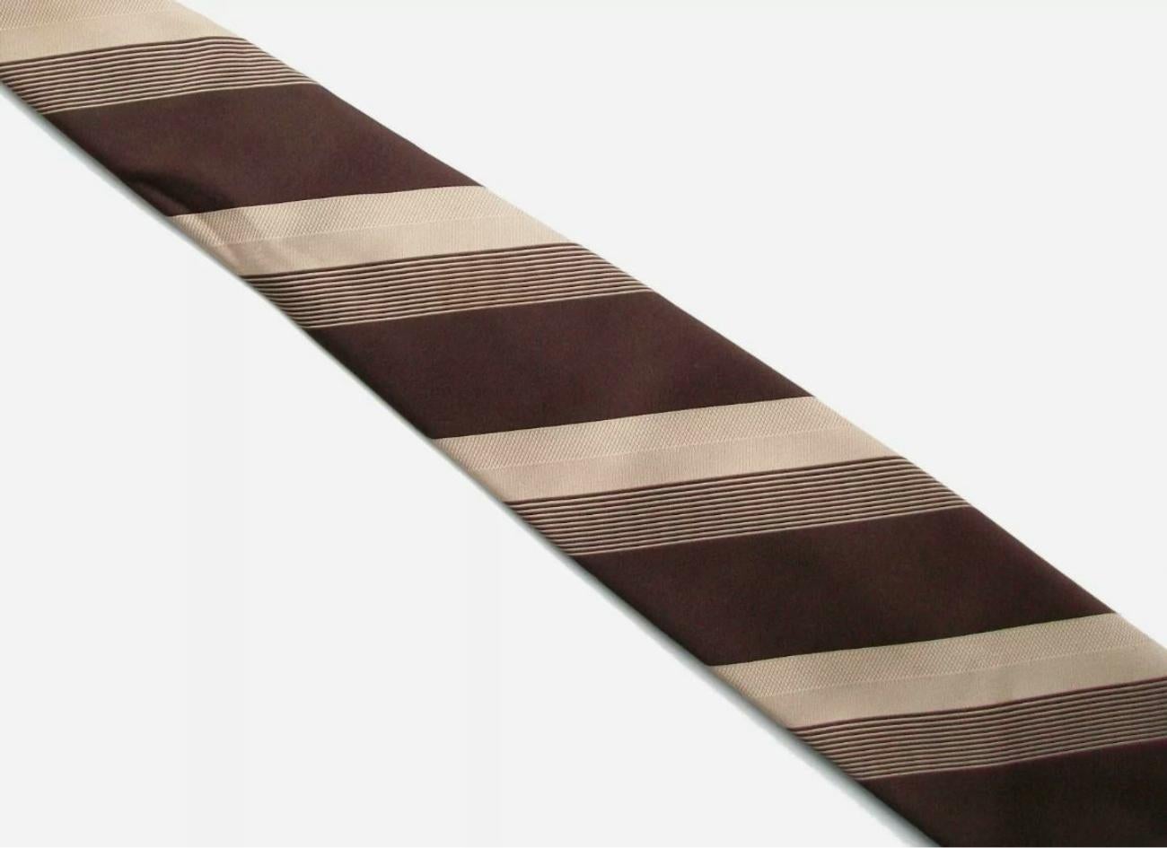 GIVENCHY - GENTLEMAN - PARIS - Men's woven pattern neck tie - polyester blend - original label attached - France - circa 1960's.

Fair pre-owned condition - one stain (as photographed) - signs of wear - no loss - no repairs.

Size - 4 1/4