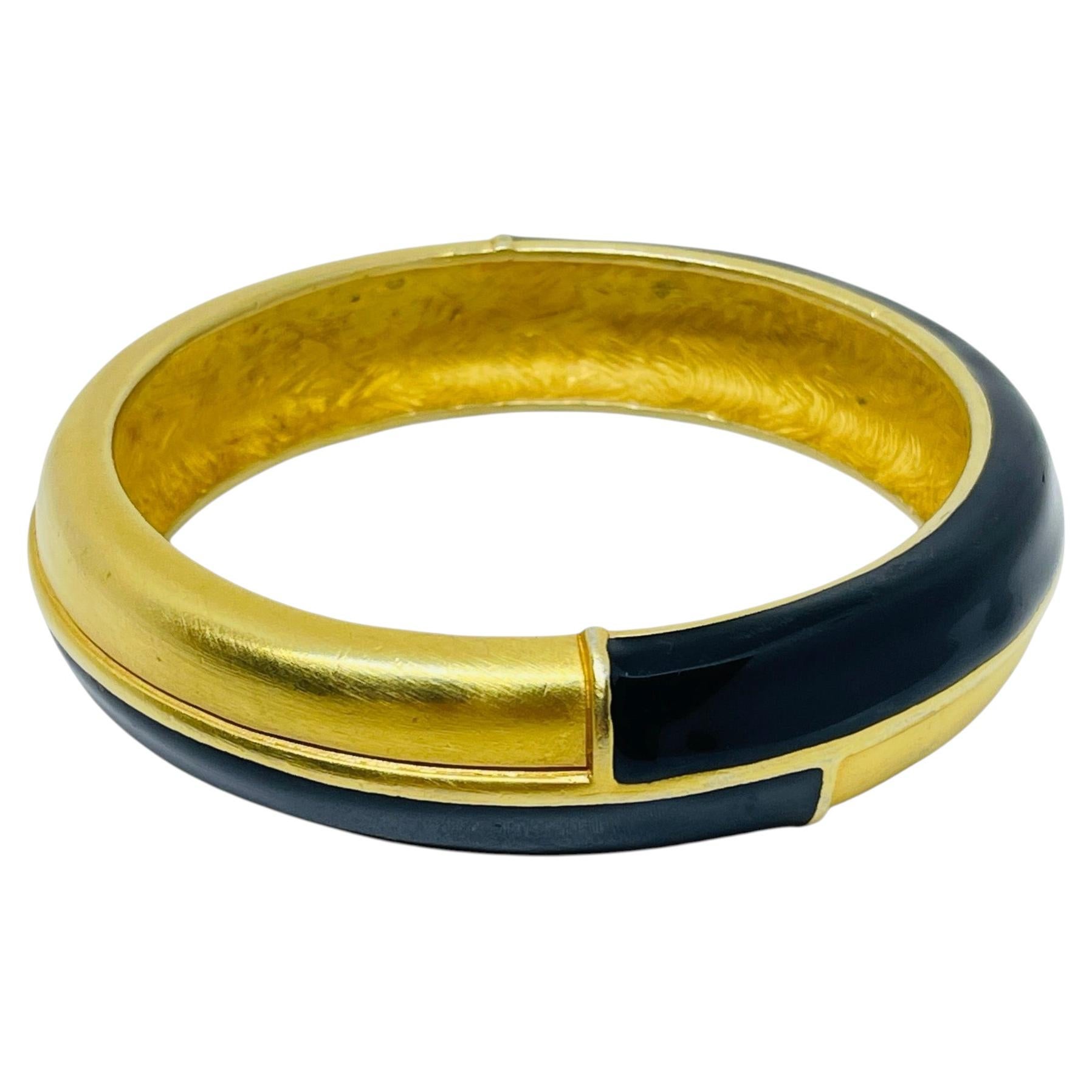GIVENCHY Paris New York – Designer-Armreif mit mattgoldveredeltem Emaille-Finish im Angebot