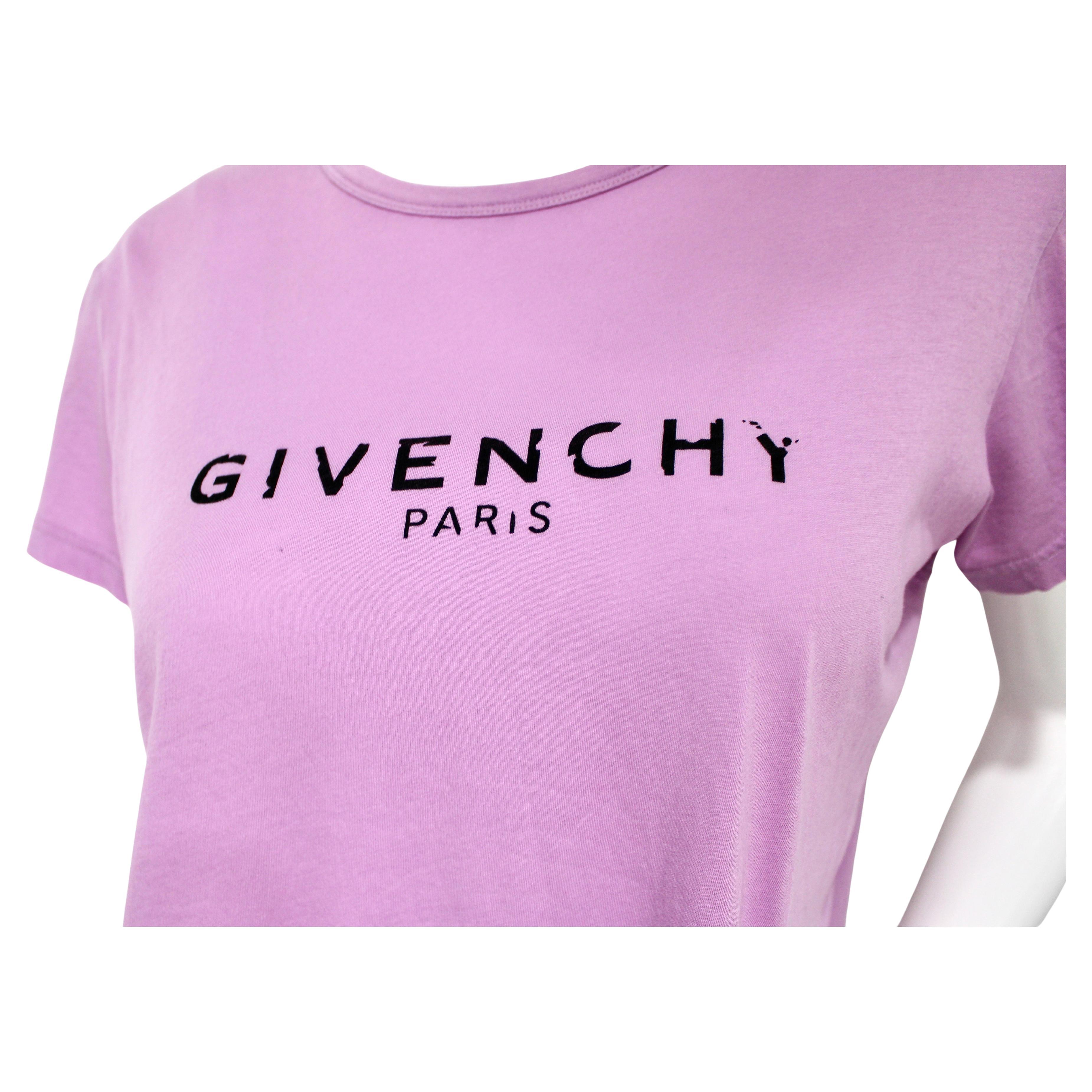 La T-shirt Givenchy Paris in cotone viola è un capo di abbigliamento lussuoso e vivace che incarna l'eleganza moderna con un audace tocco di colore. Realizzata in cotone di alta qualità, offre comfort e resistenza, rendendola perfetta per essere
