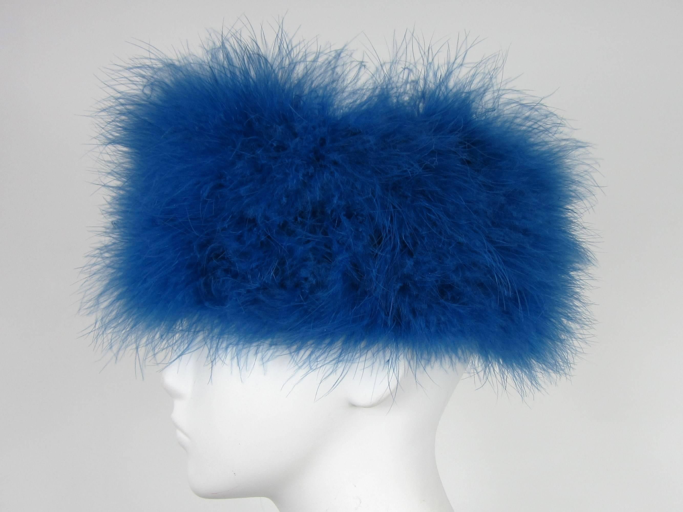 Deep Blue Givenchy Gefiederten Hut Messung 22 innen Umfang. Ungefähr eine Größe 7  - 4.5  Hoch. Schauen Sie unbedingt in unserem Geschäft nach weiteren fabelhaften Stücken aus dieser Collection'S. Seit 2013 verkaufen wir diese Collection'S auf Platz