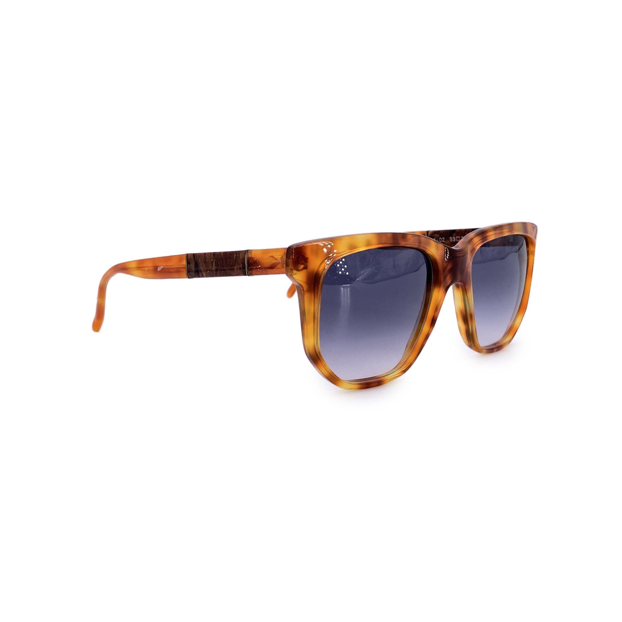 Ein wahres Schmuckstück aus dem goldenen Zeitalter des Glamours: Diese originale Givenchy-Sonnenbrille aus den 1980er Jahren - Modell A 02 121 - ist die Verkörperung von Vintage-Eleganz mit einem gewagten Pariser Touch. Die schicke, quadratische