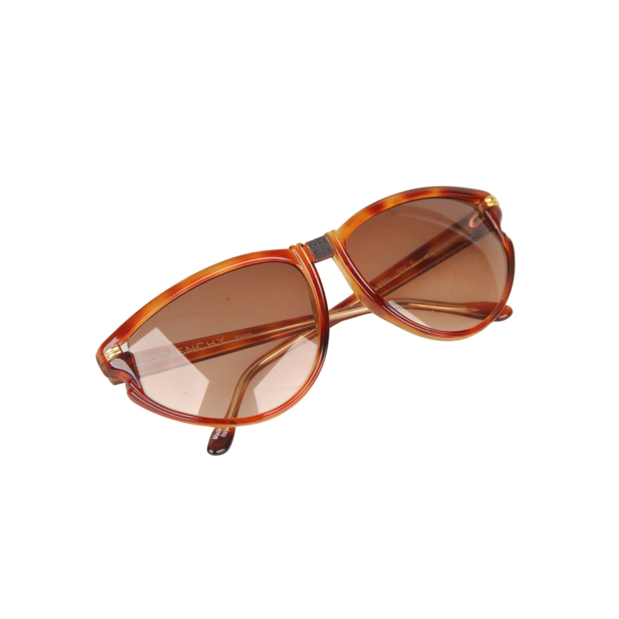 Vero gioiello dell'epoca d'oro del glamour, questi occhiali da sole Givenchy originali degli anni '80 - Model SG01 - COL 02 - sono l'incarnazione dell'eleganza vintage con un audace tocco parigino. Caratterizzata da un'elegante silhouette cat-eye,