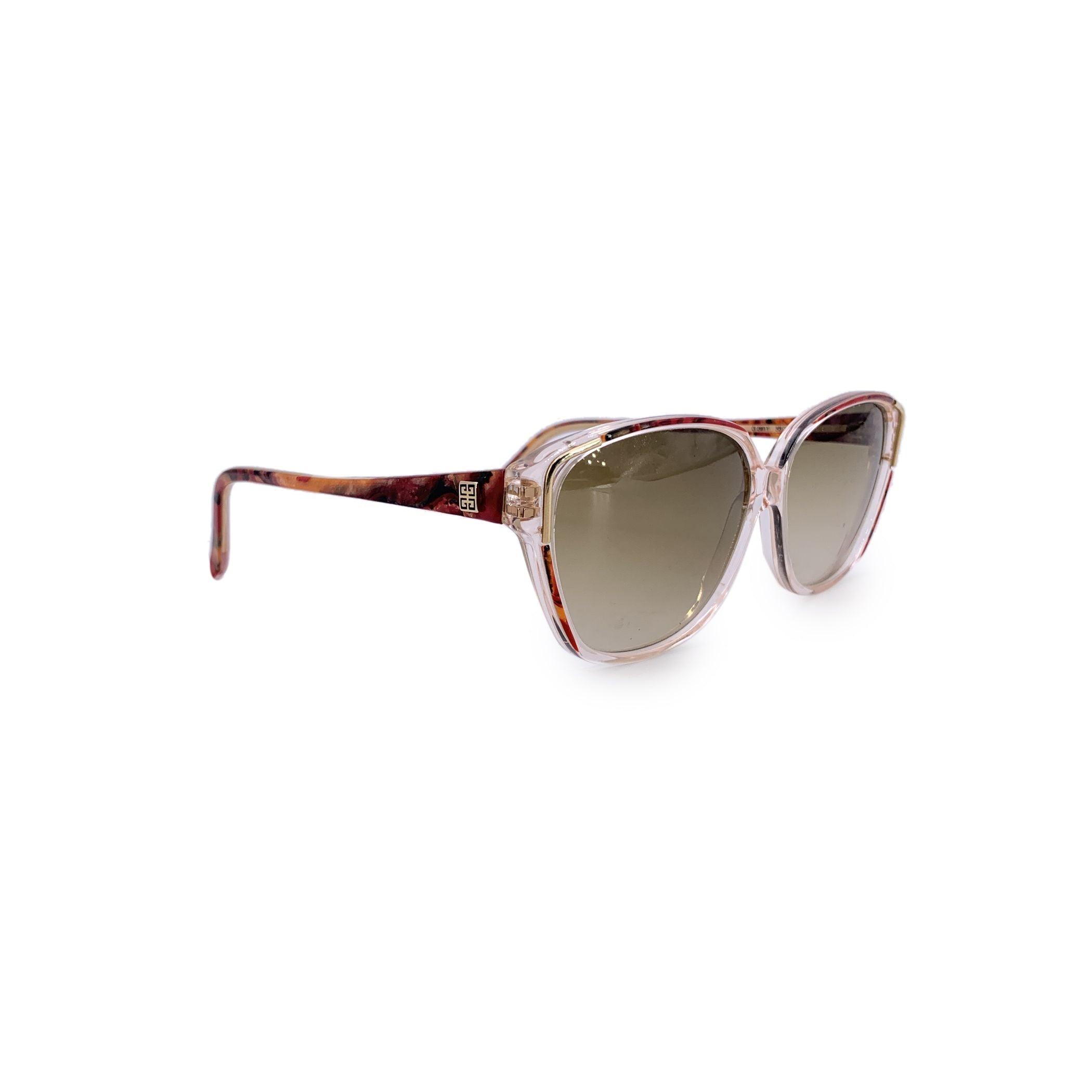 Vero gioiello dell'epoca d'oro del glamour, questi occhiali da sole Givenchy originali degli anni '80 - Modello G 8911 - 950 - sono l'incarnazione dell'eleganza vintage con un audace tocco parigino. Caratterizzata da un'elegante silhouette a