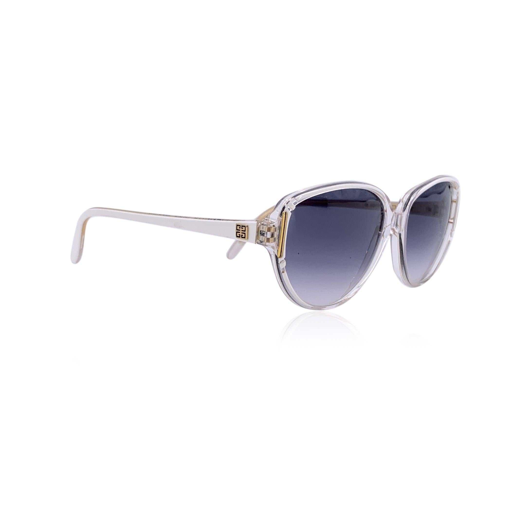 Vero gioiello dell'epoca d'oro del glamour, questi occhiali da sole Givenchy originali degli anni '80 - Model G 8918 - sono l'incarnazione dell'eleganza vintage con un audace tocco parigino. Caratterizzata da un'elegante silhouette a occhi di gatto,