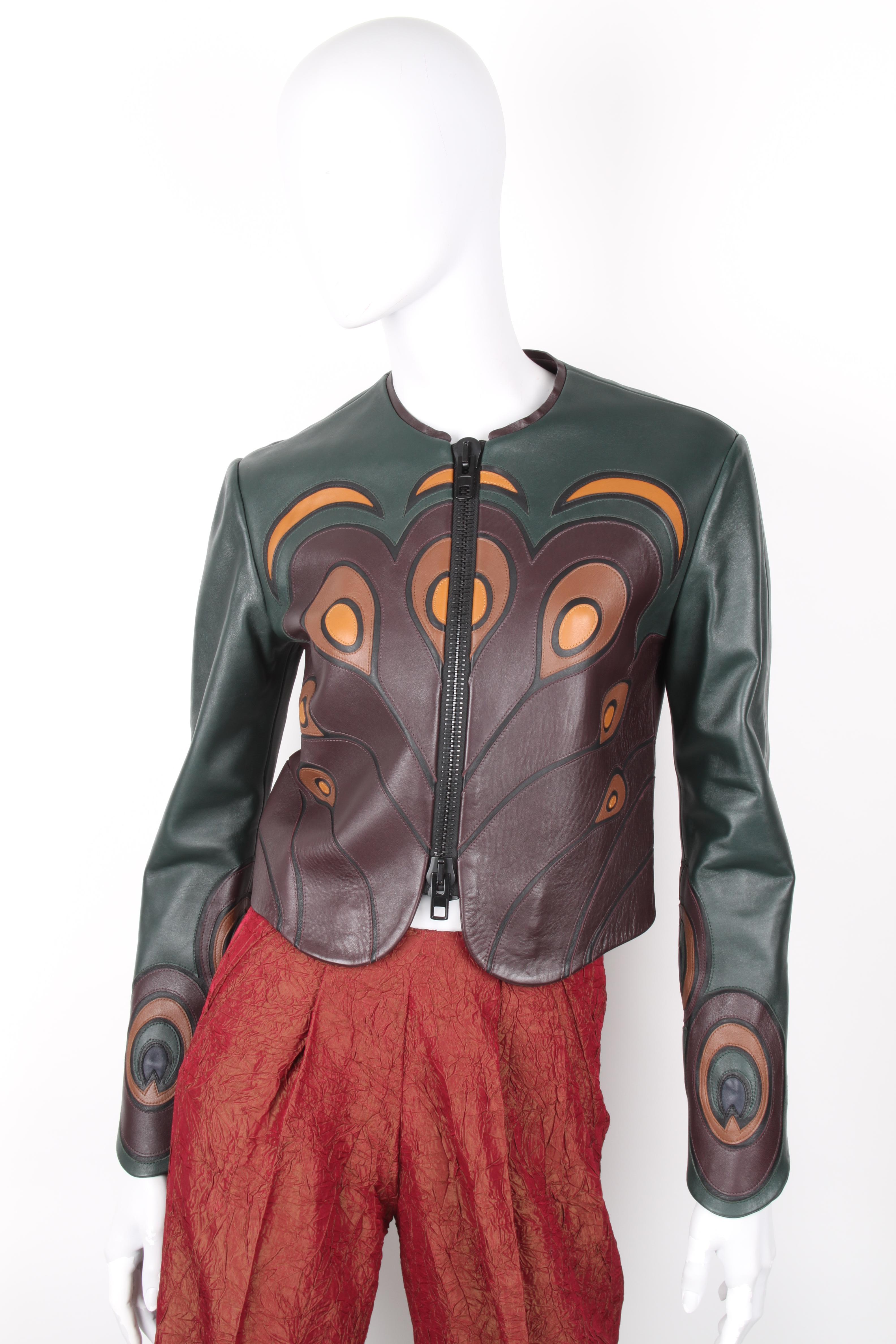 Givenchy peacock feather appliqué jacke.

Green and brown lambskin peacock feather applique jacket from Givenchy featuring a round neck, a front zip fastening, long sleeves and a scalloped hem.

Measurements: L: 45 cm / 17,5 in / 41 cm / 16