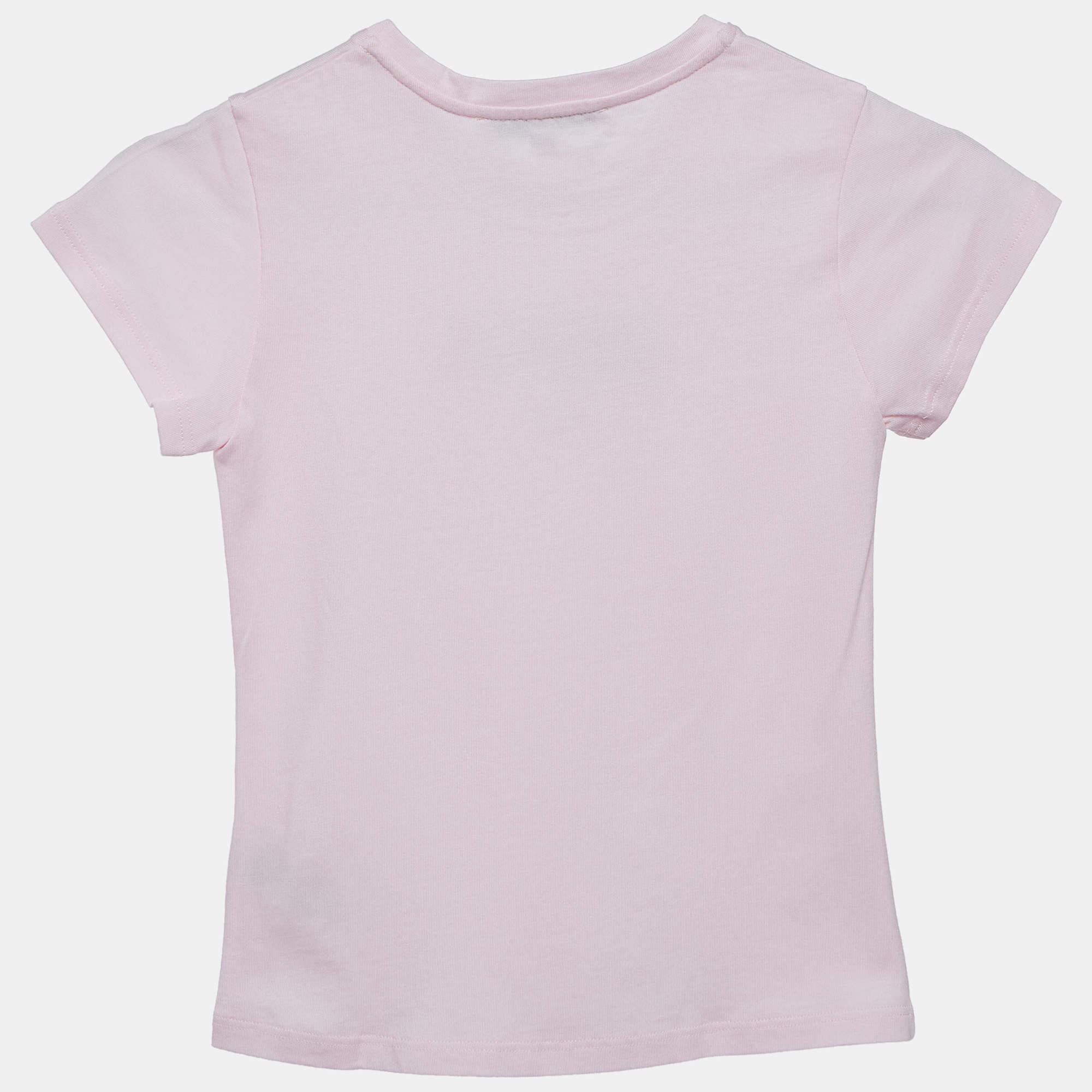 The Givenchy t shirt for little babies features a soft and comfortable jersey fabric. Adorned with the iconic Givenchy logo in a charming pink hue this stylish tee ensures a fashionable and cozy look for the youngest fashion enthusiasts.