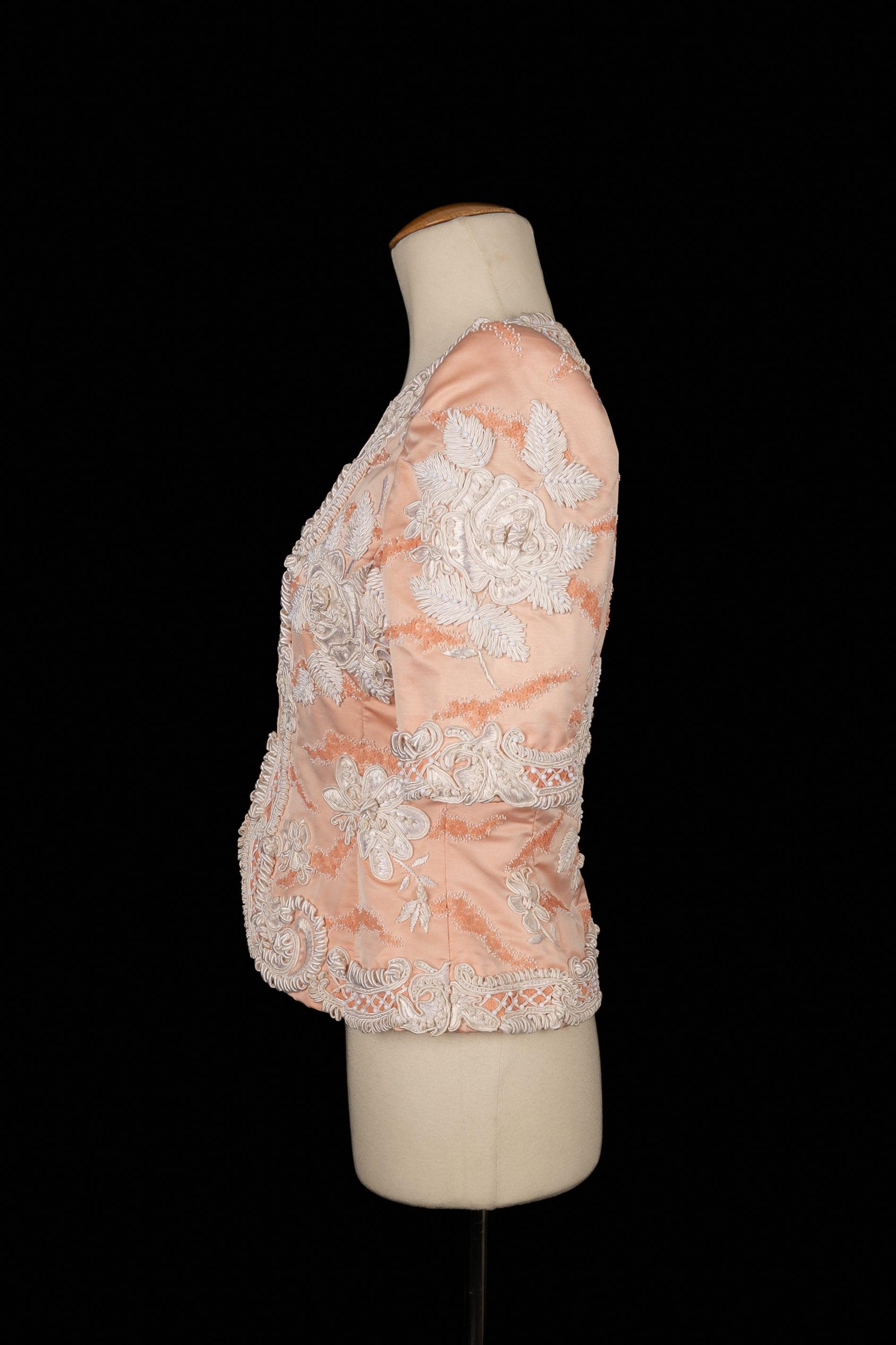 Givenchy - Chaqueta rosa otomán de manga corta bordada con lentejuelas y ribetes blancos. No se indica la talla, se ajusta a una 34FR/36FR. 1985 circa Colección de Alta Costura de Hubert de Givenchy.

Más información:
Estado: Muy buen