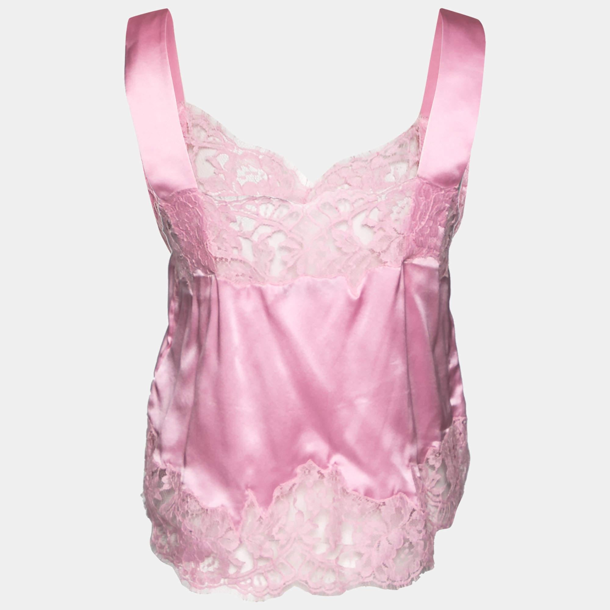 With intricate lace detailing this Givenchy Cami top will be one of your absolute favorites. Made from a mix of quality materials it flaunts a sleeveless pattern and a pretty pink hue. Style it with skirts or pants for an attractive look.