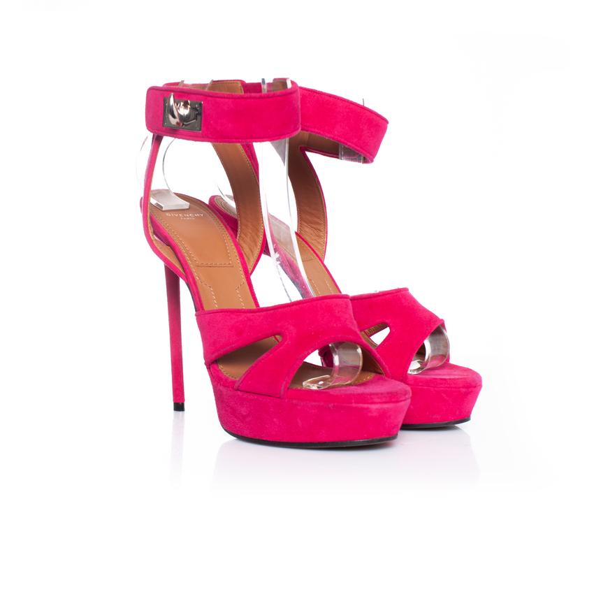 Rose Givenchy, sandales en daim rose à plateforme en forme de requin en vente