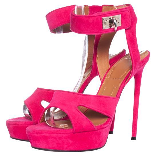 Givenchy, sandales en daim rose à plateforme en forme de requin en vente