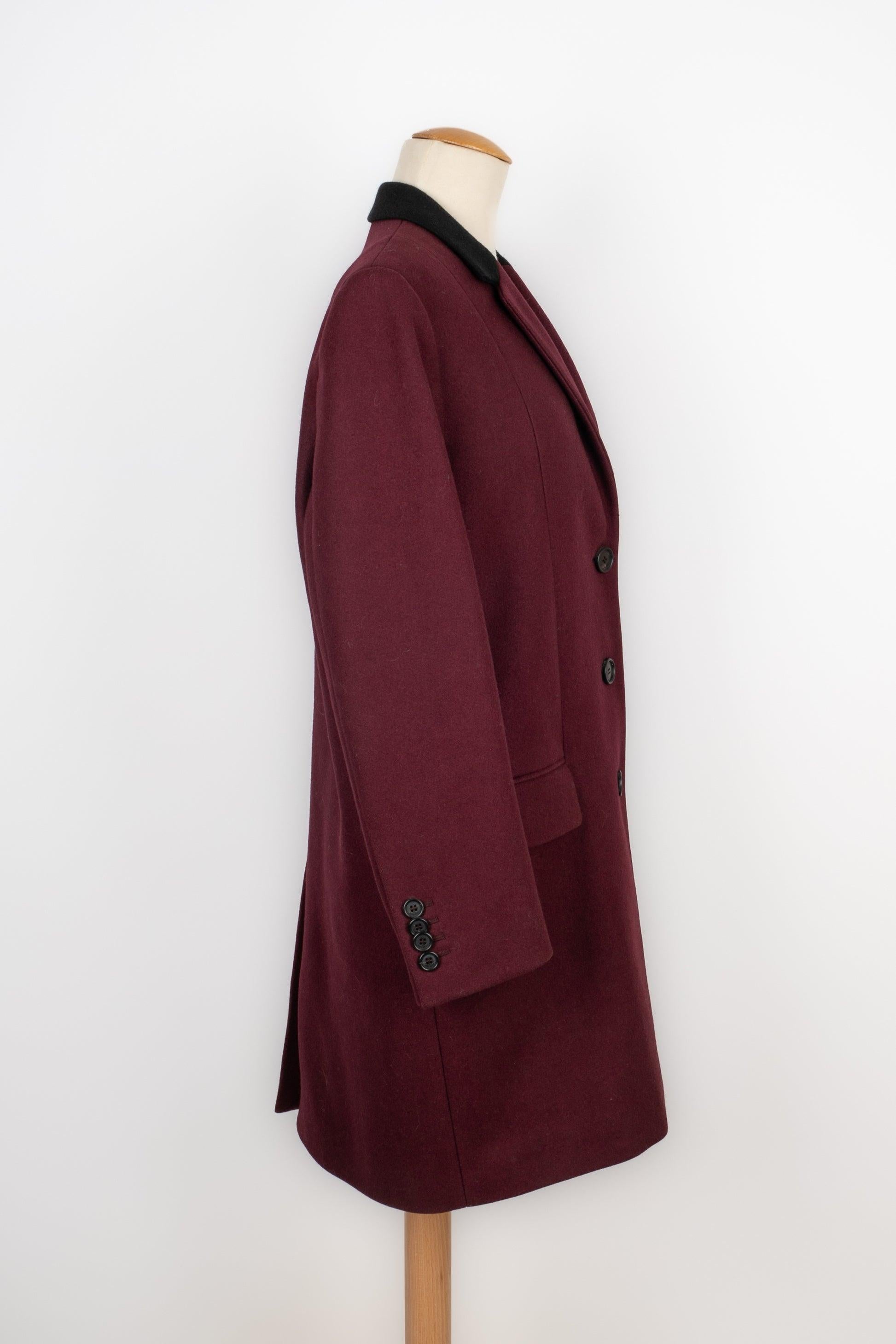 Givenchy - (Made in Italy) Cappotto in lana color prugna con collo nero. Taglia 44IT.

Informazioni aggiuntive:
Condizioni: Ottime condizioni
Dimensioni: Larghezza spalle: 41 cm - Lunghezza maniche: 60 cm - Lunghezza: 92 cm

Riferimento del