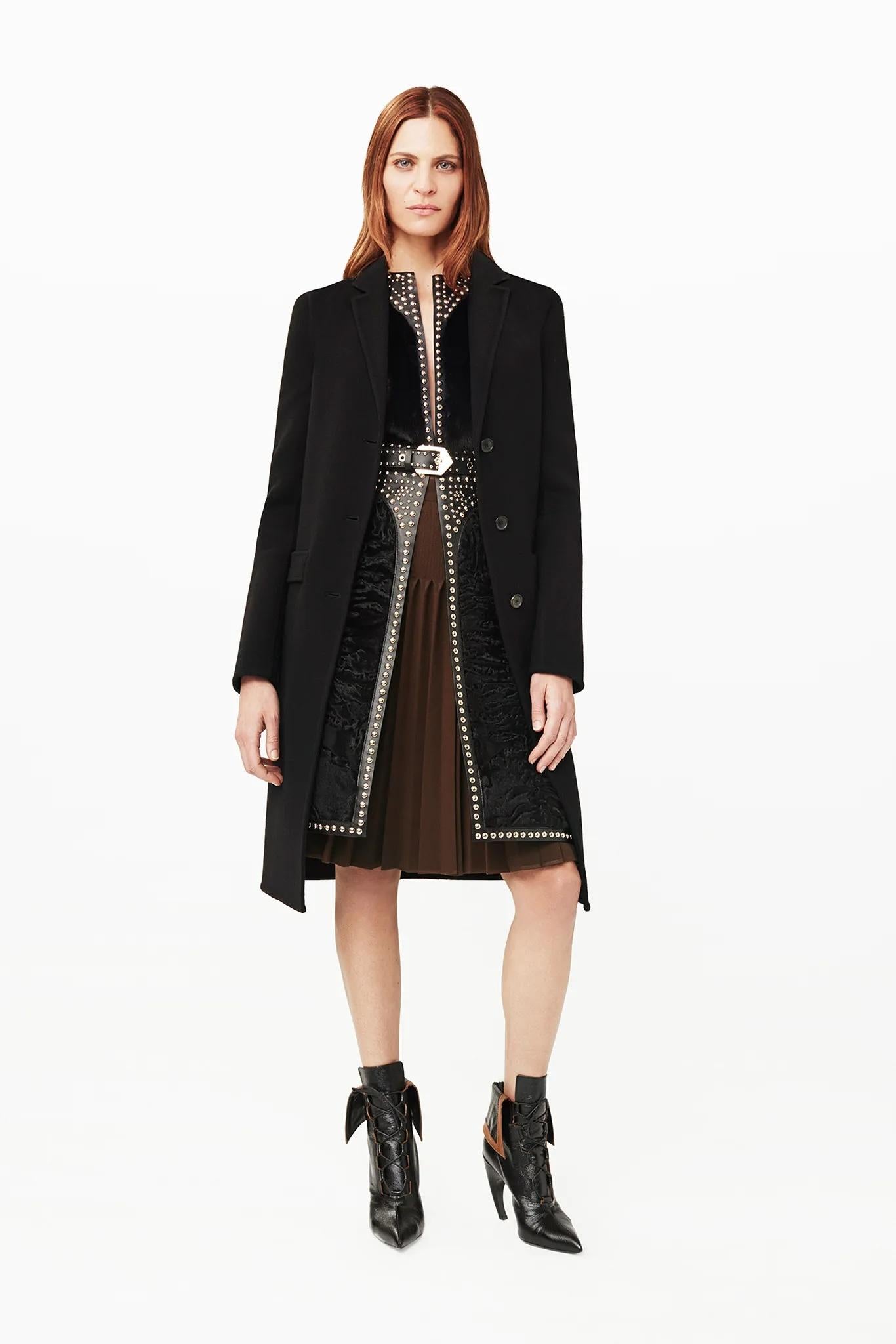 Incredibile opera d'arte Givenchy in pelle borchiata, pelliccia e astrakan senza maniche della collezione Pre-Fall 2015. Guarda 21. Acquistato per oltre 5000 sterline e non indossato. u2028Realizzata in pelle nera spessa con pannelli di visone e