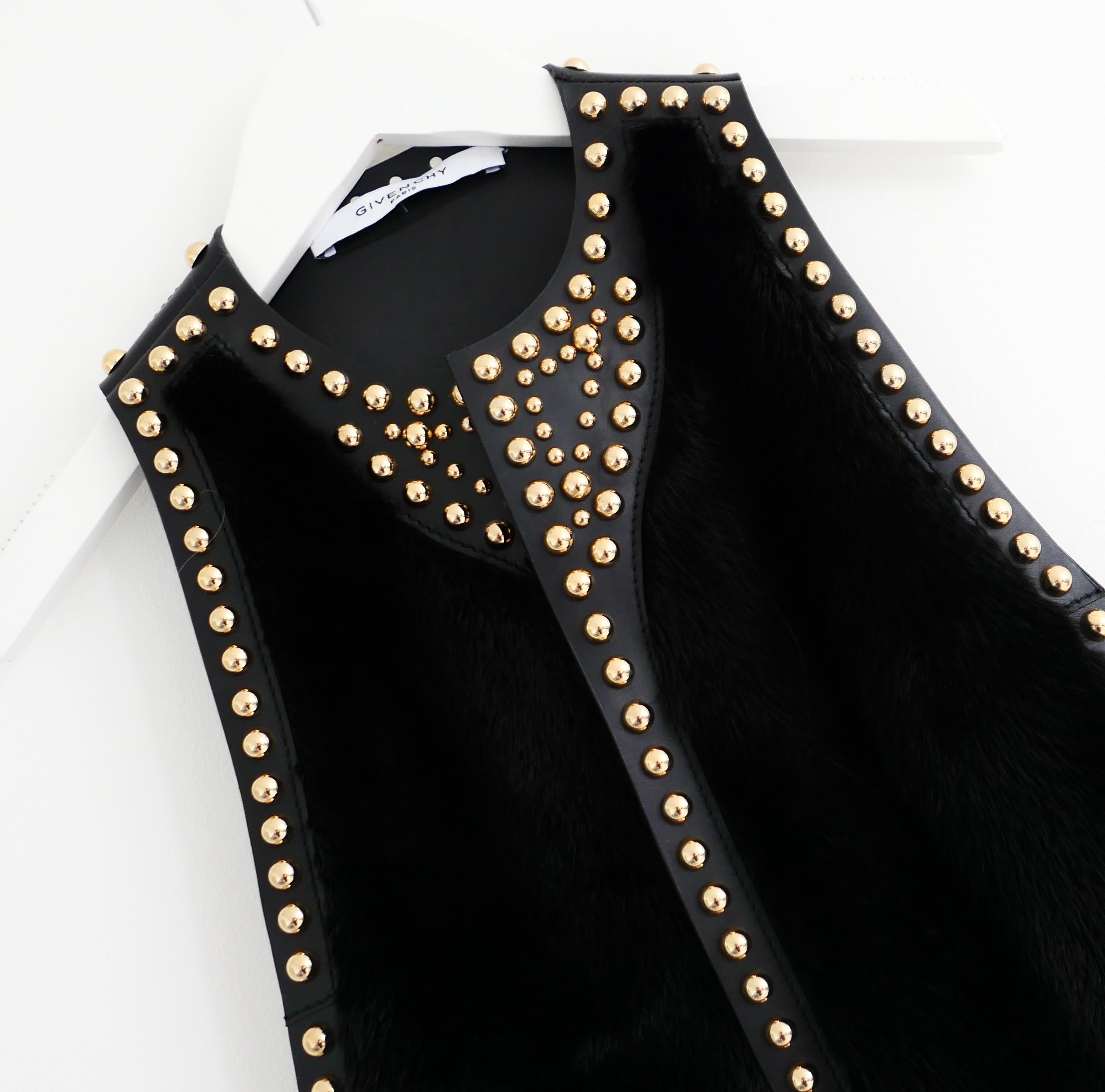 Nero Givenchy Pre-Fall 2015 Gilet senza maniche in pelle borchiata, visone e astrakan in vendita