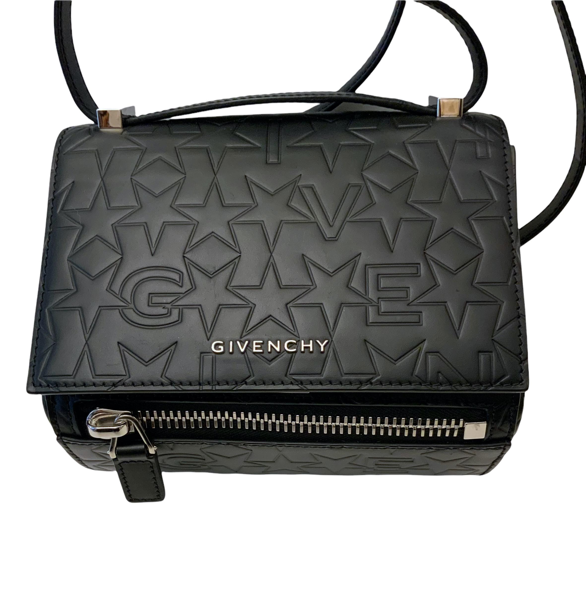 Diese Tasche aus der Pre-Fall-Kollektion 2016 ist die neue Version der kultigen Minaudière-Tasche Pandora aus dem Hause Givenchy.
Diese schicke 