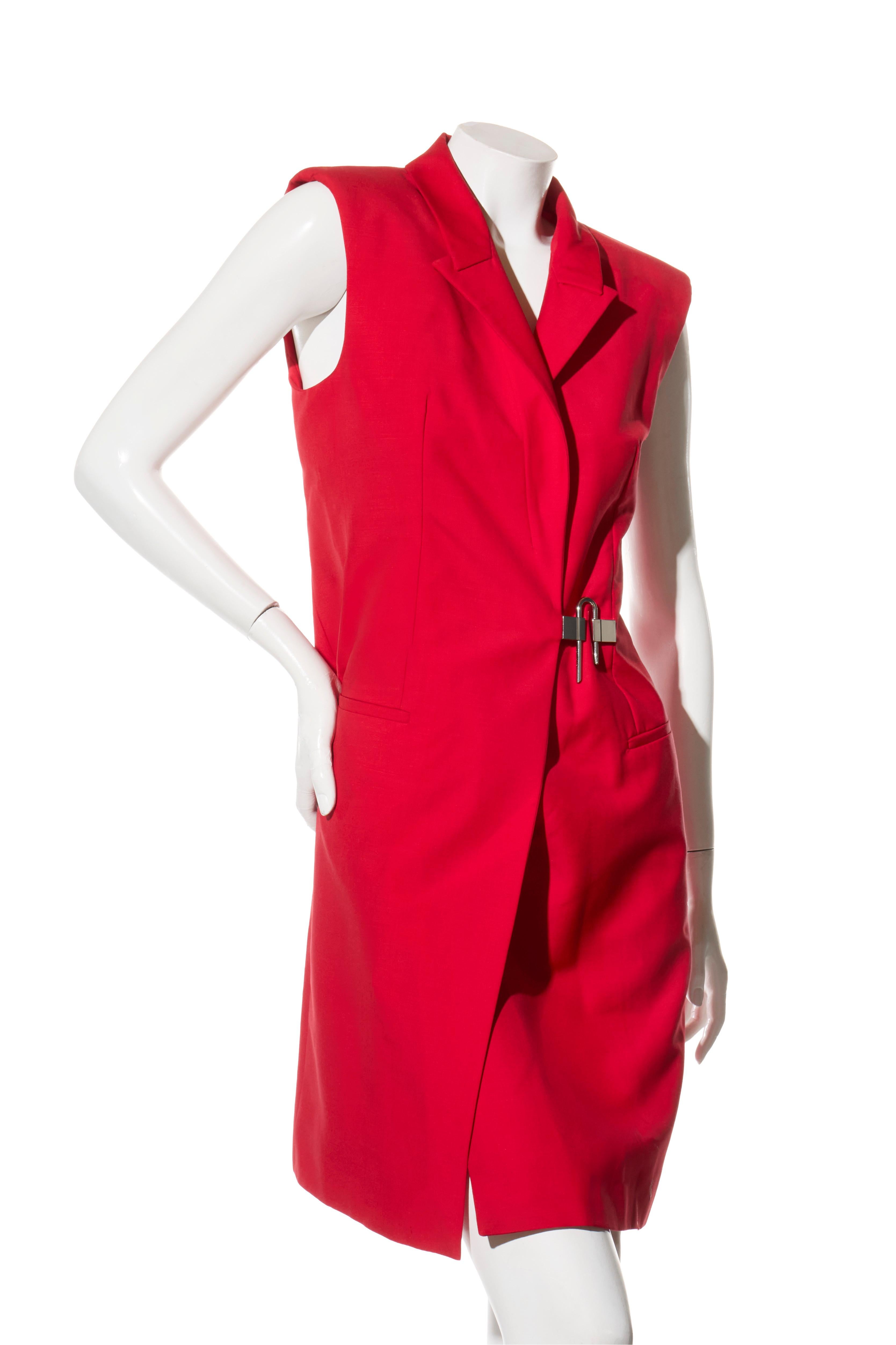 Rouge Robe portefeuille à cadenas en laine et mohair rouge Givenchy Pre-Fall 2018, IT 40 en vente