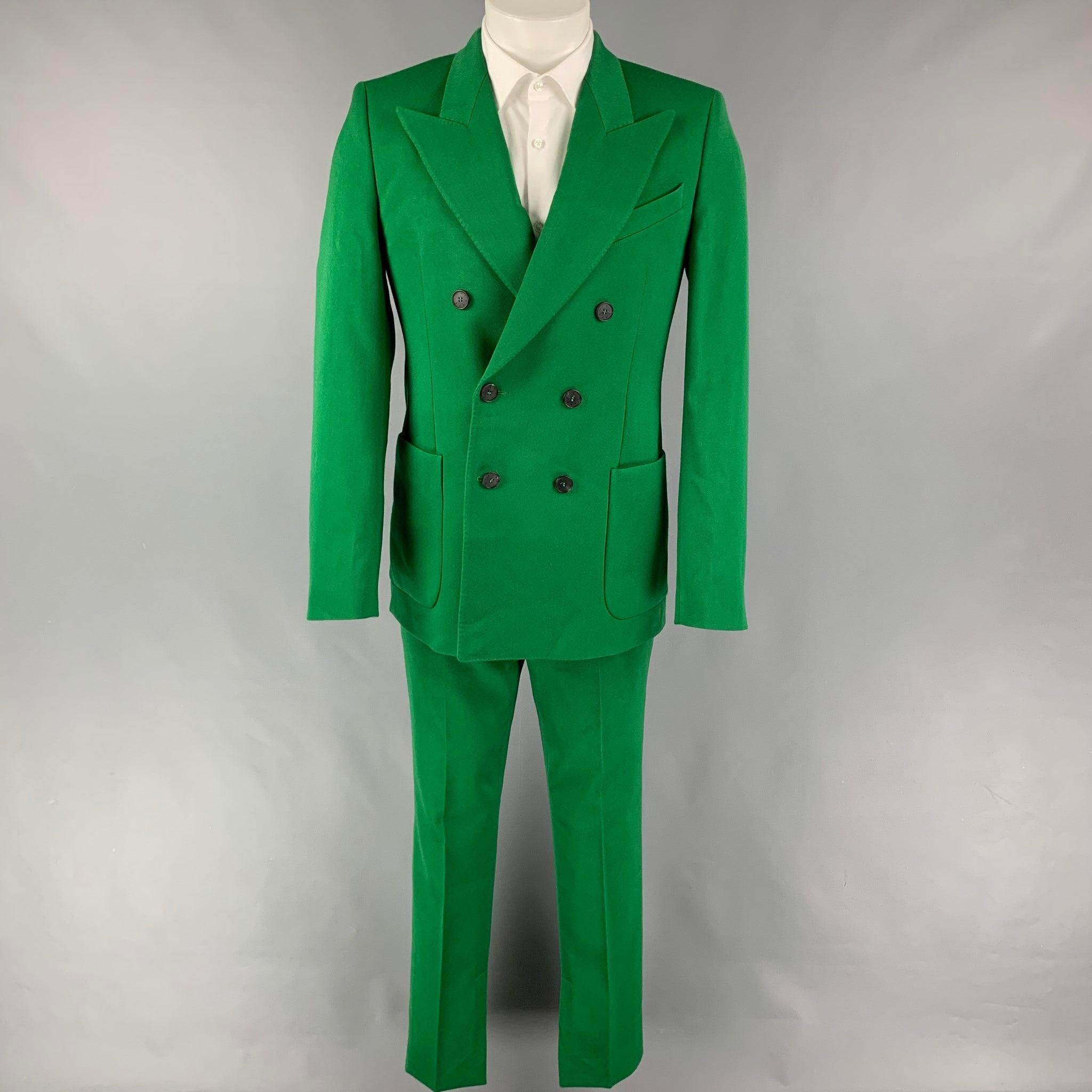 GIVENCHY Pré-printemps 2020
Le costume est en polyester/laine verte avec une demi-doublure et comprend un manteau de sport à double boutonnage avec un revers en pointe et un pantalon assorti à devant plat avec des poignets fendus. Fabriquées en