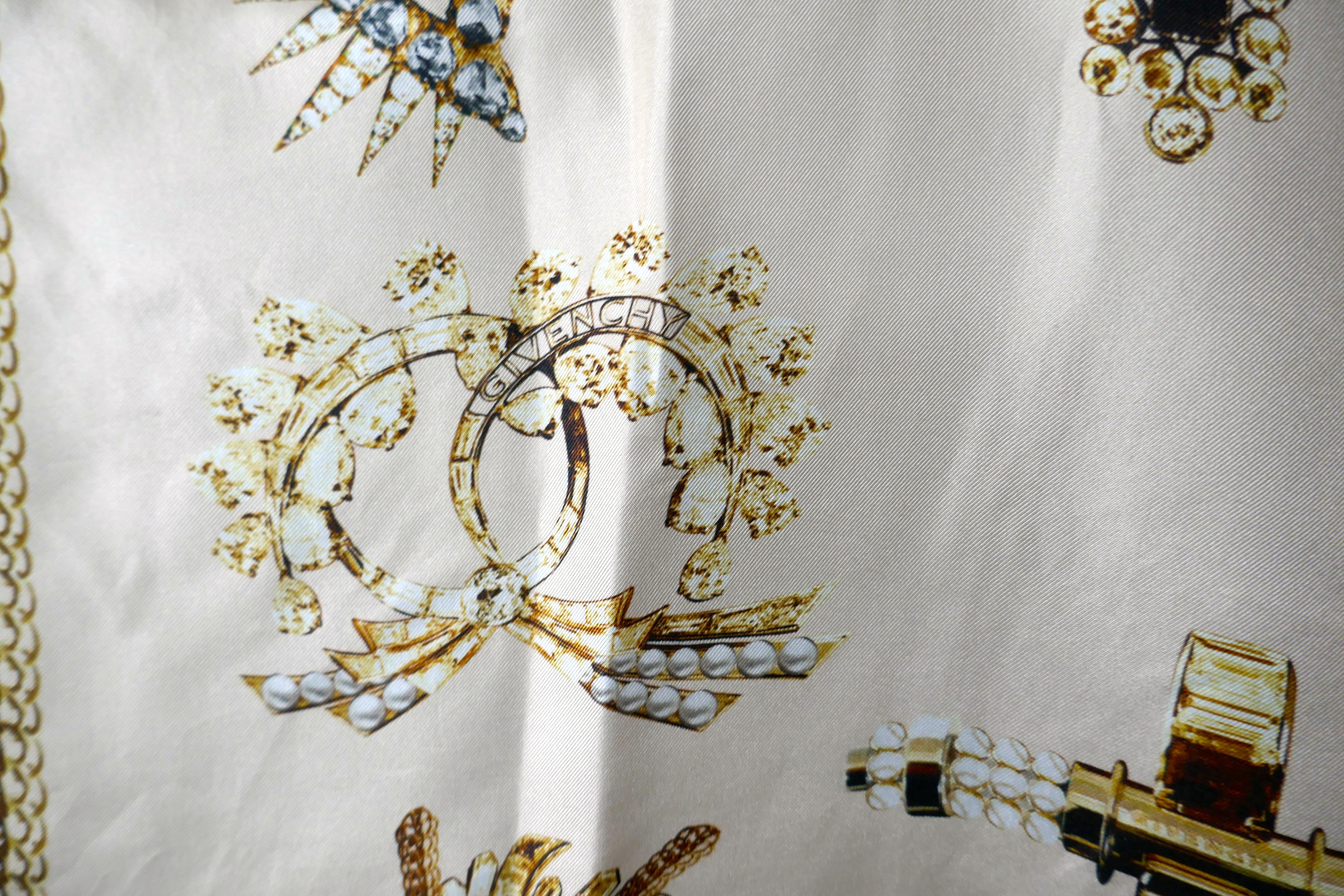 Châle en pure soie Givenchy, Neuf avec étiquettes  Bon état - En vente à Chillerton, Isle of Wight