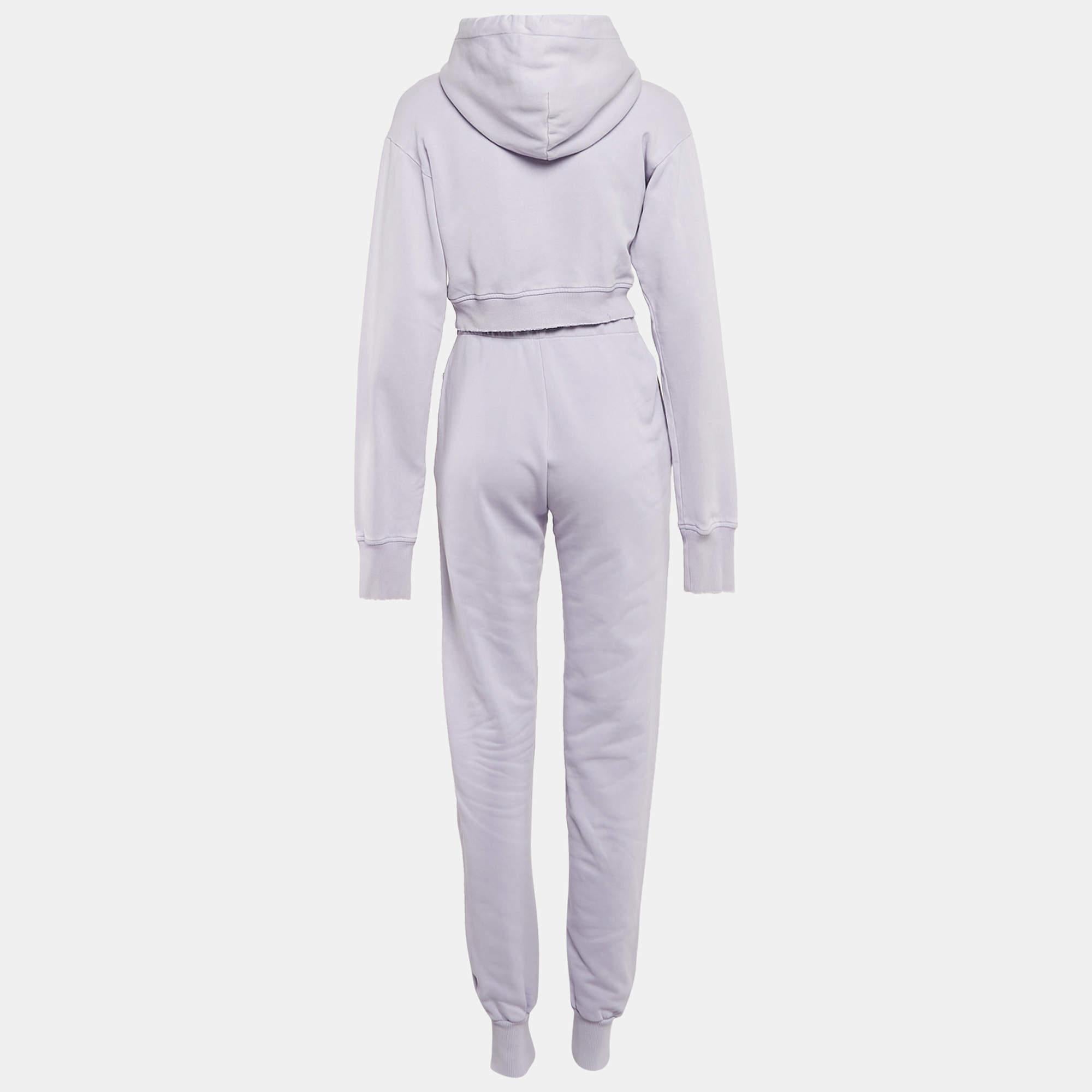 El conjunto de sudadera y pantalón de chándal Givenchys viene cuidadosamente confeccionado con algodón para un ajuste perfecto  comodidad  y durabilidad. El conjunto viene en color morado suave con los detalles de la marca en la parte superior e