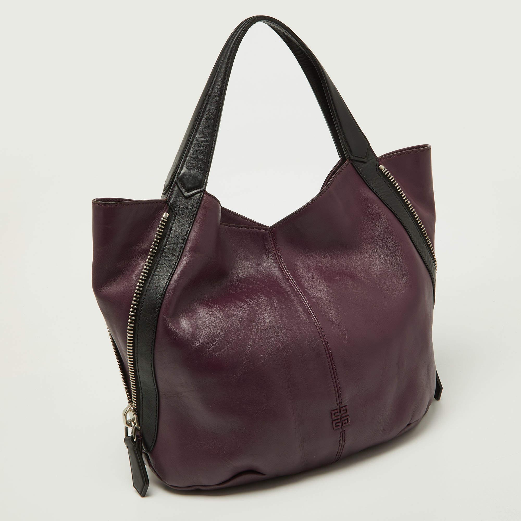 Stylish handbags never fail to make a fashionable impression. Make this designer hobo yours by pairing it with your sophisticated workwear as well as playful casual looks.

