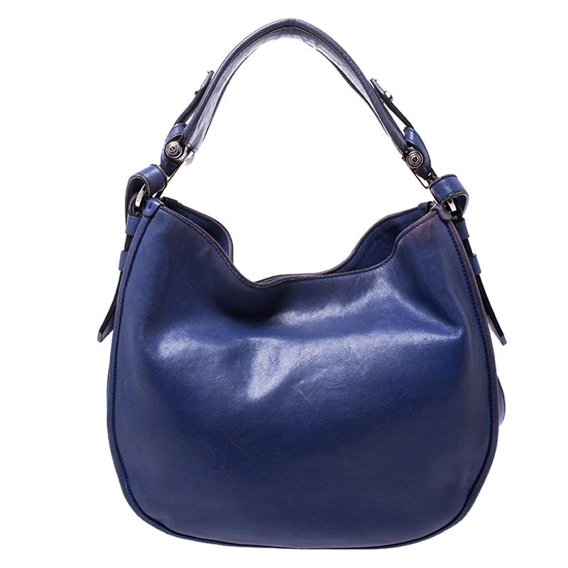 Include some magic to your everyday getup with this excellent hobo bag by Givenchy. Undisputedly stylish and brilliantly designed, you cannot go wrong with this bag crafted from purple leather. It comes with two shoulder strap, one long and the