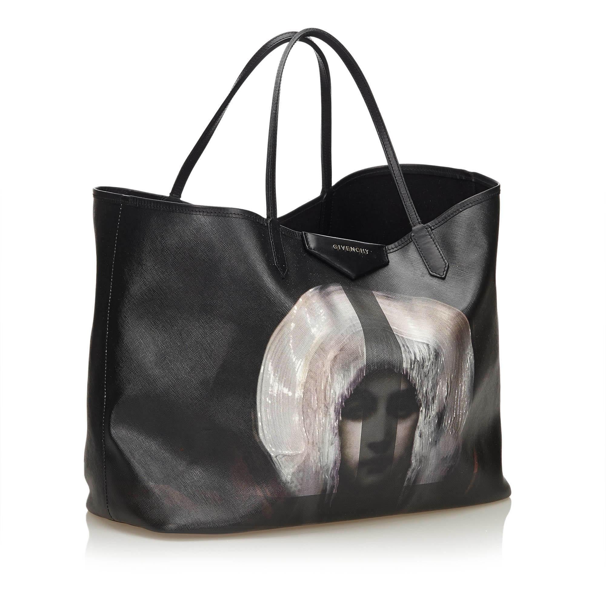 Givenchy PVC Madonna Antigona Large Tote Bag 

- PVC body 
- Leather trim
- flat straps, open top
- Madonna print

Item authenticated by HEWI London.

Please kindly contact admin with any questions and a HEWI car service is available in Central