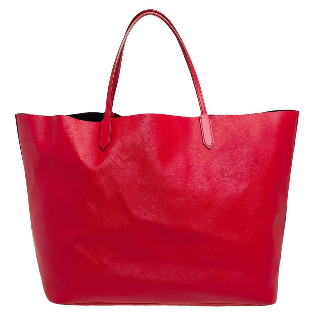 This Antigona shopper tote from Givenchy is a creation meant to assist you with style and ease. It comes crafted from red leather. The label is flaunted on the front with a Bambi print, two handles are provided for you to carry it and a spacious