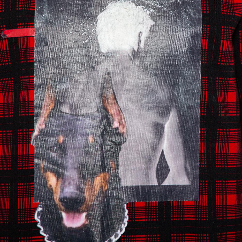 Givenchy Red & Black Cotton Tartan Doberman Printed Crewneck Sweatshirt S In Good Condition In Dubai, Al Qouz 2