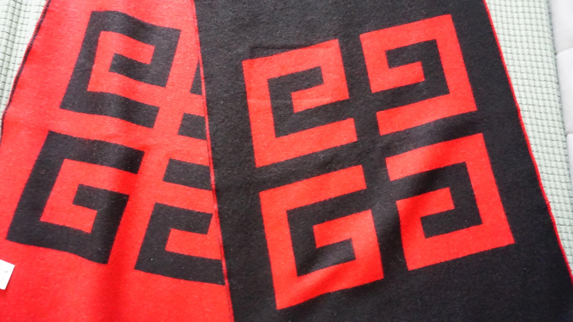 GIVENCHY Foulard double en laine mélangée rouge et noir avec logo monogramme Classic Swirl BNWT Unisexe en vente