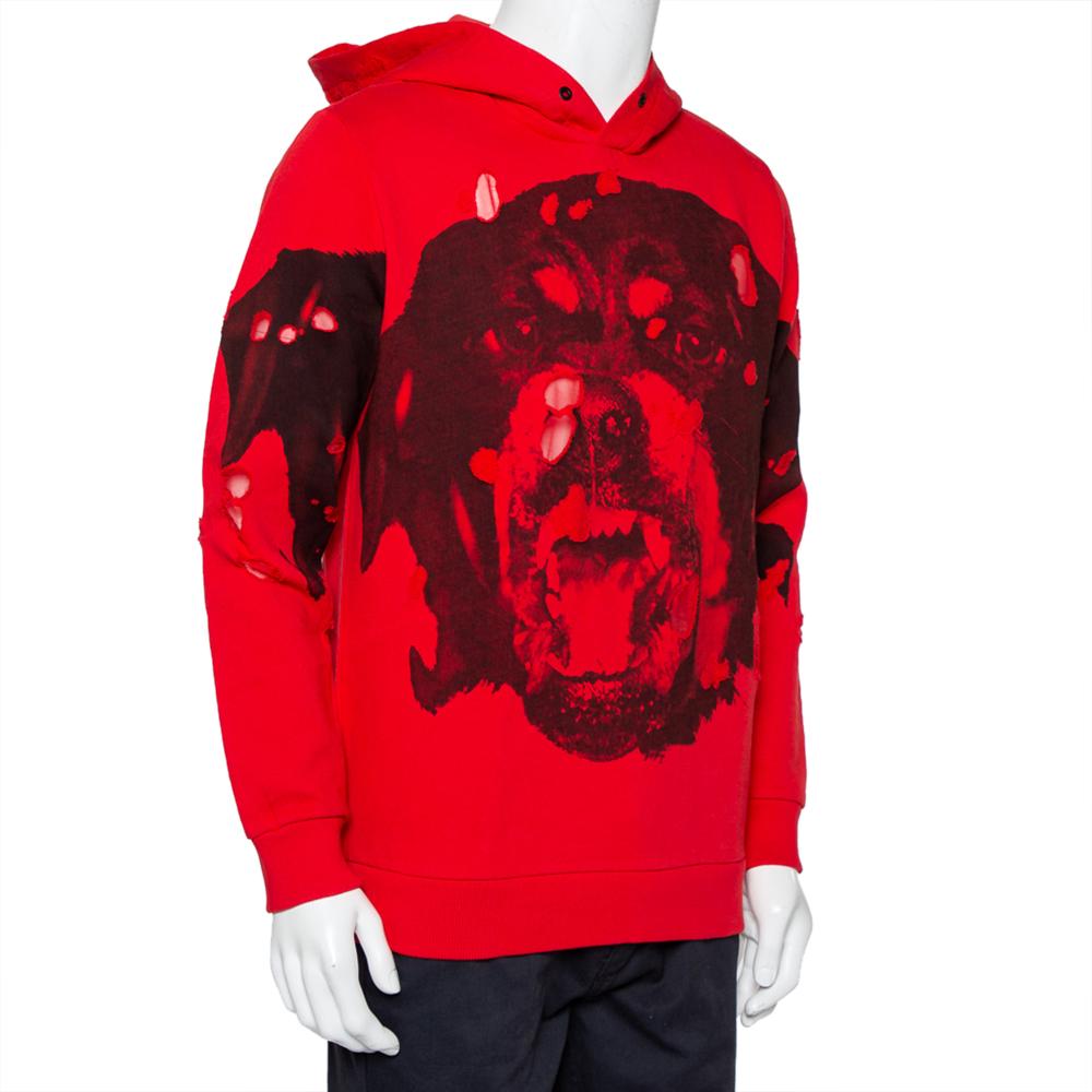 Well-made and comfortable, this distressed hoodie from Givenchy will undoubtedly lift your casual style. Offering an amazing fit, it is made of 100% cotton and features long sleeves and a Rottweiler print on the front. Match this red creation with a