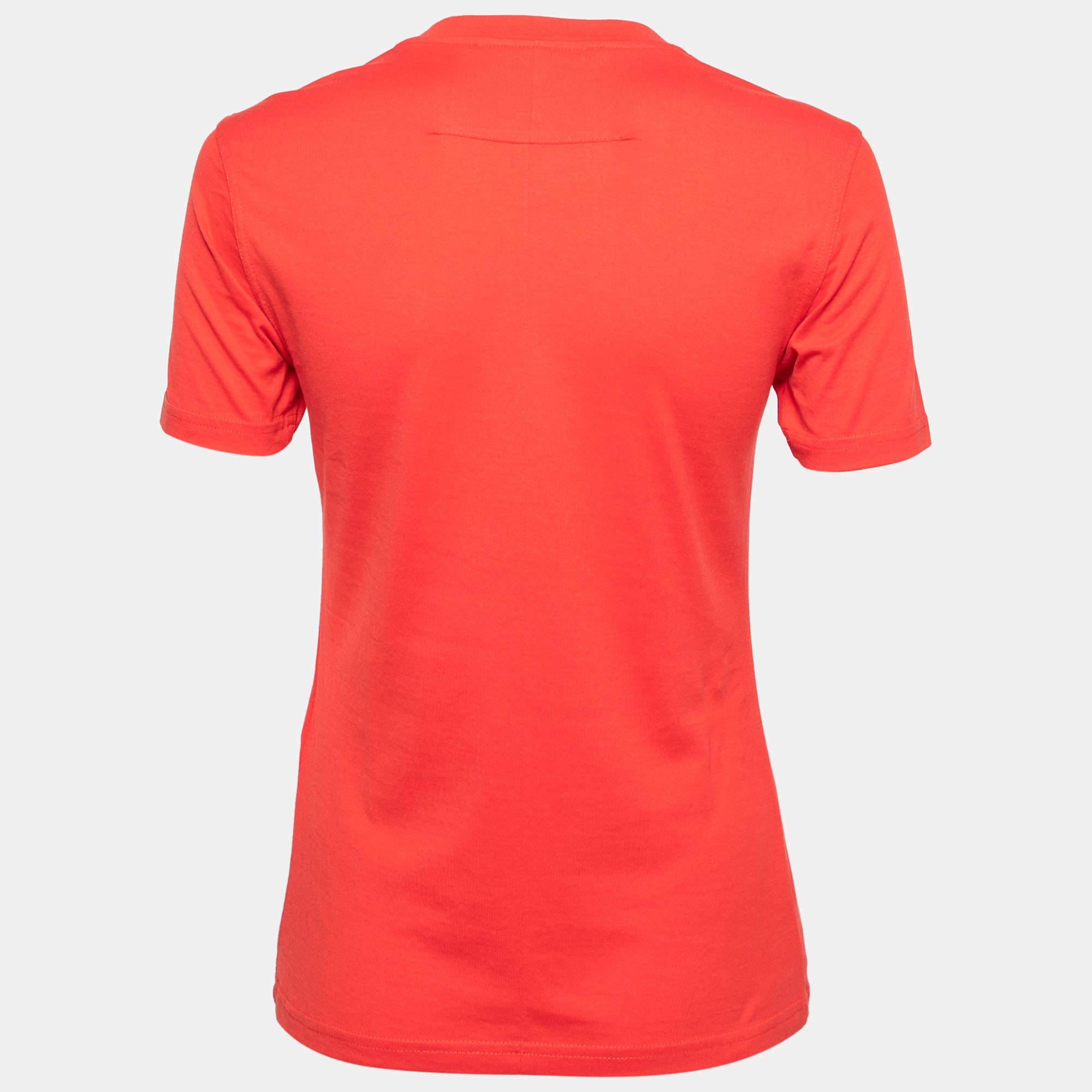 Givenchy brings you a simple t-shirt elevated by the iconic star logo on the front. It has been tailored from cotton in a red shade and features short sleeves. Style the creation with sneakers and denim pants for a cool and casual look.

