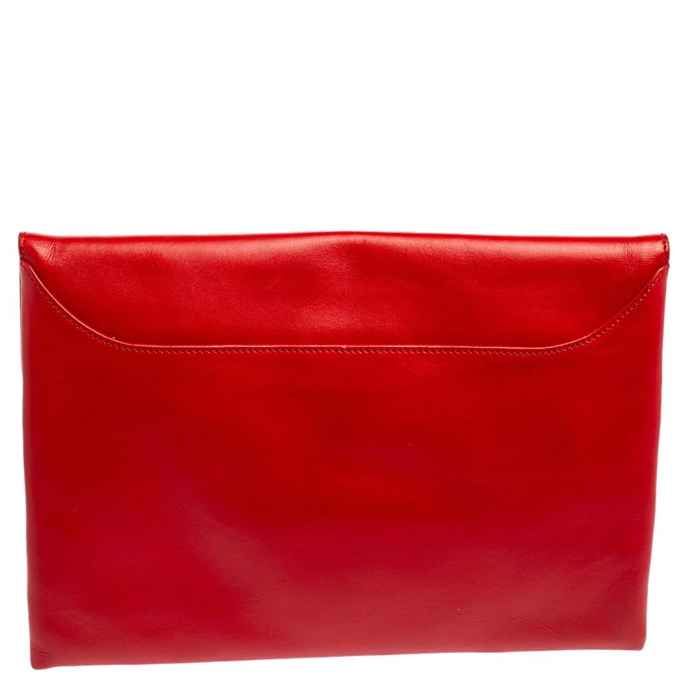 Made in Italy, and loved by women worldwide is this beautiful Antigona envelope clutch by Givenchy. It has been crafted from leather and carries the shape of origami envelopes. The red clutch has a compact interior, magnetic slip-tab closure, and