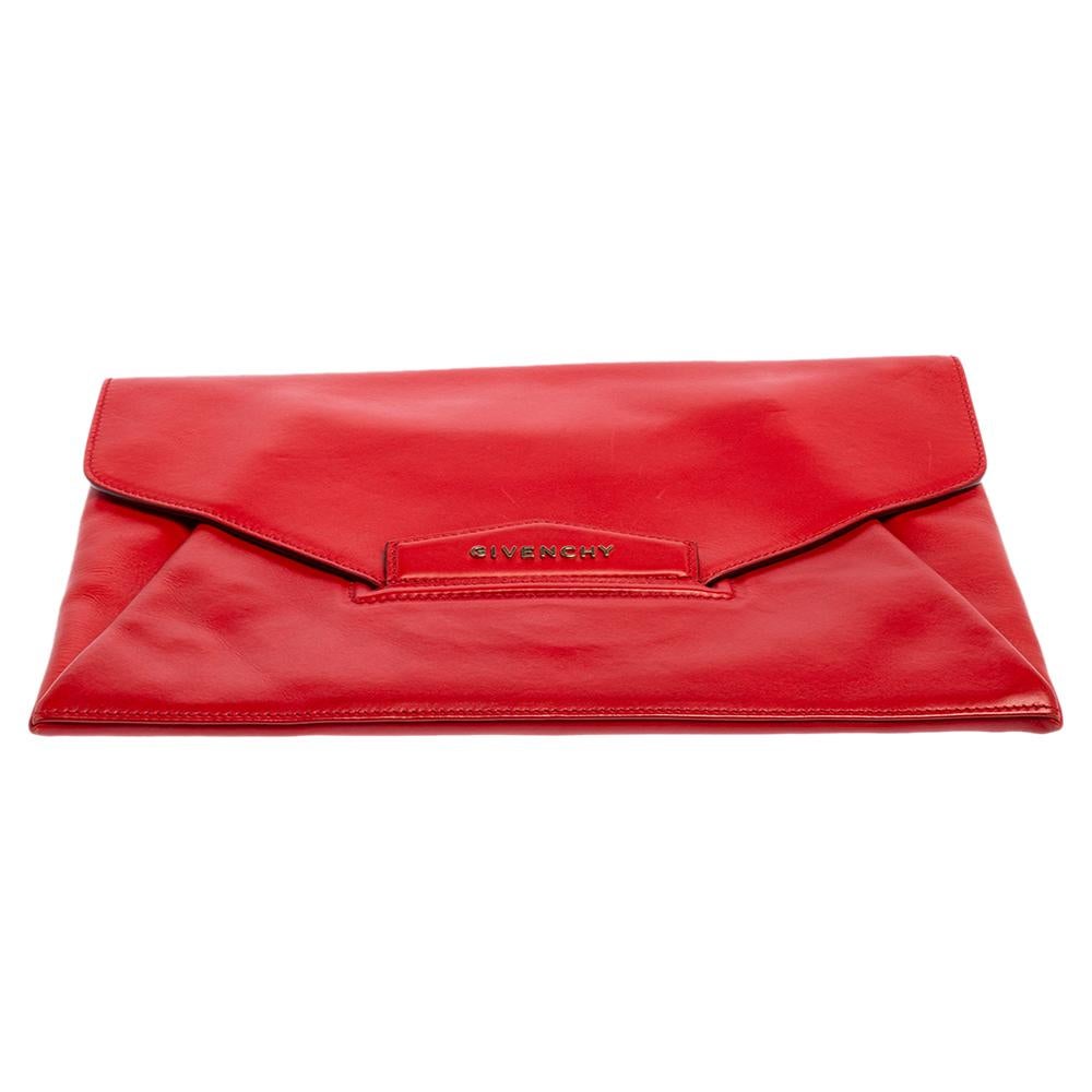 Givenchy Red Leather Antigona Envelope Clutch In Good Condition In Dubai, Al Qouz 2