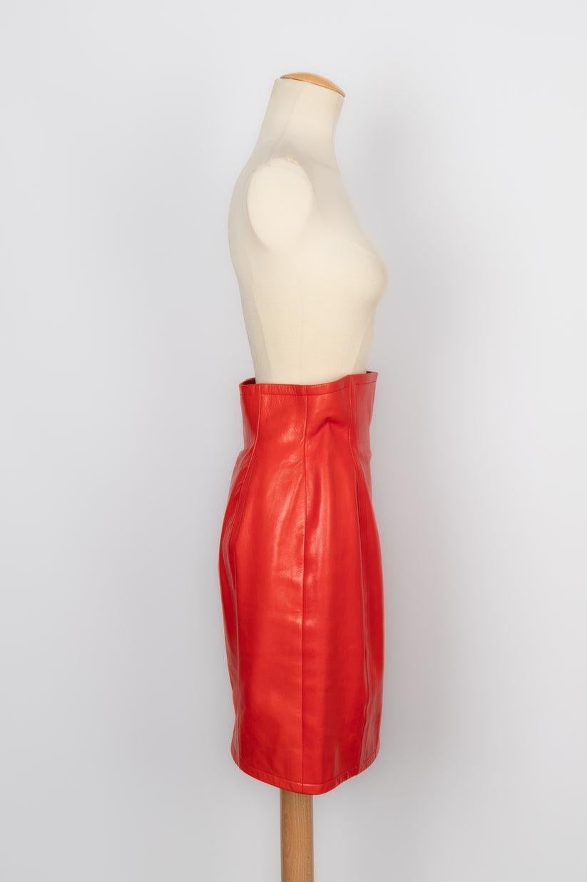 Givenchy - Haute Couture red leather skirt. No size nor composition label, it fits a 38FR.

Additional information:
Condition: Very good condition
Dimensions: Waist: 35 cm - Length: 55 cm

Seller Reference: FJ105