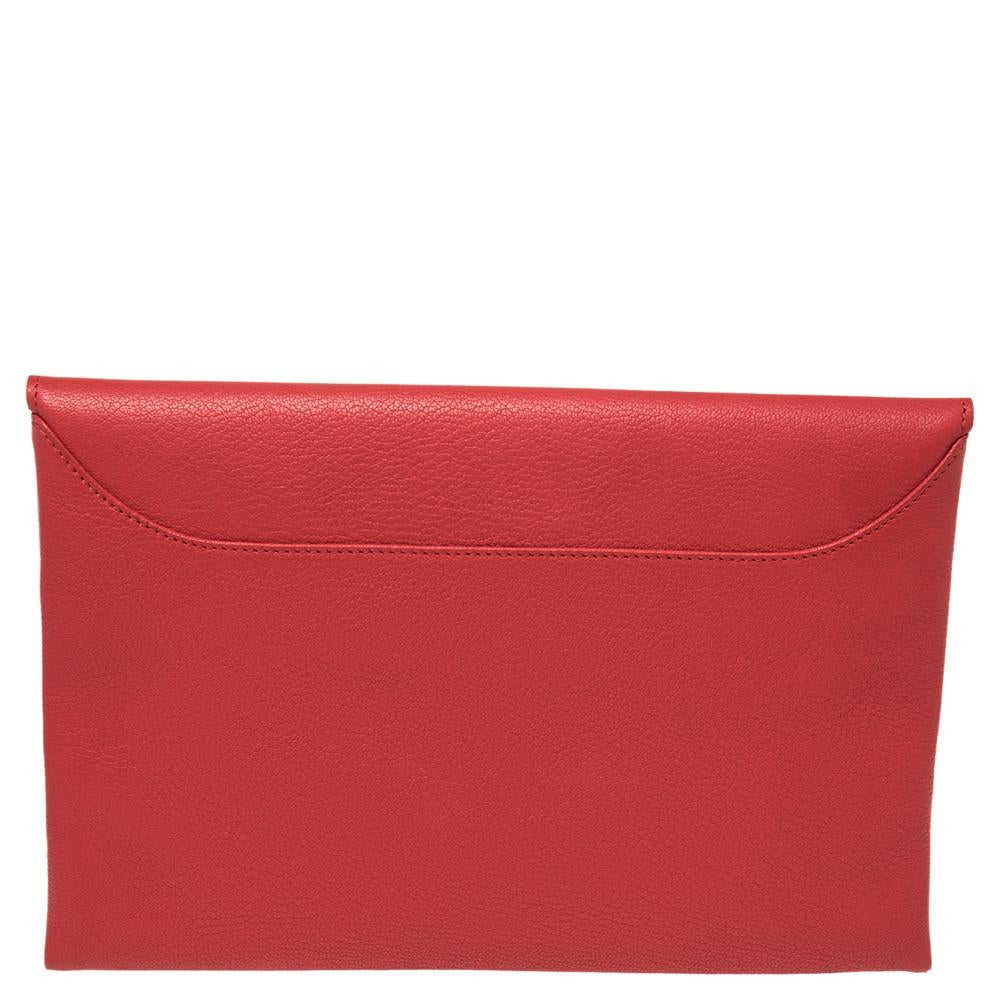 Made in Italy, and loved by women worldwide is this beautiful Antigona envelope clutch by Givenchy. It has been crafted from leather and carries the shape of origami envelopes. The red clutch has a compact interior and carries the brand's well-known