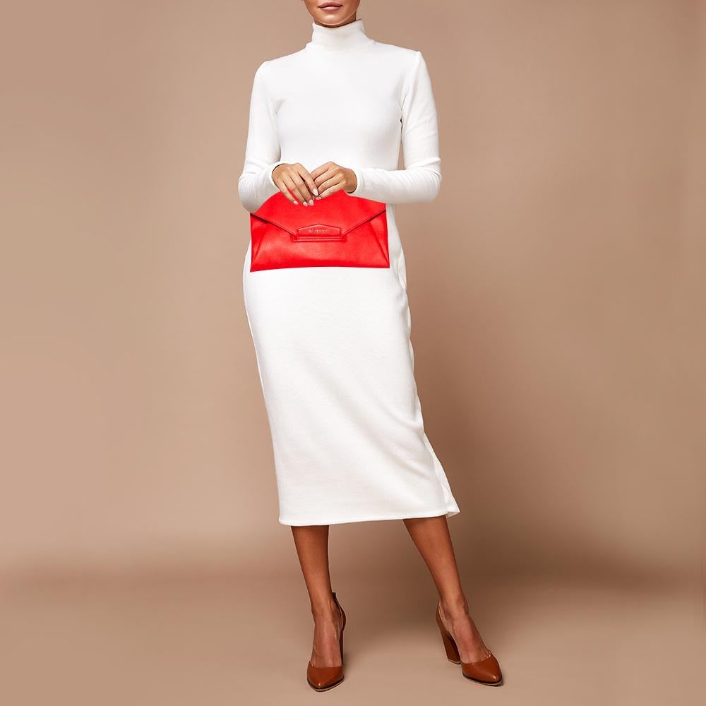 Givenchy Red Leather Medium Antigona Envelope Clutch In Good Condition In Dubai, Al Qouz 2