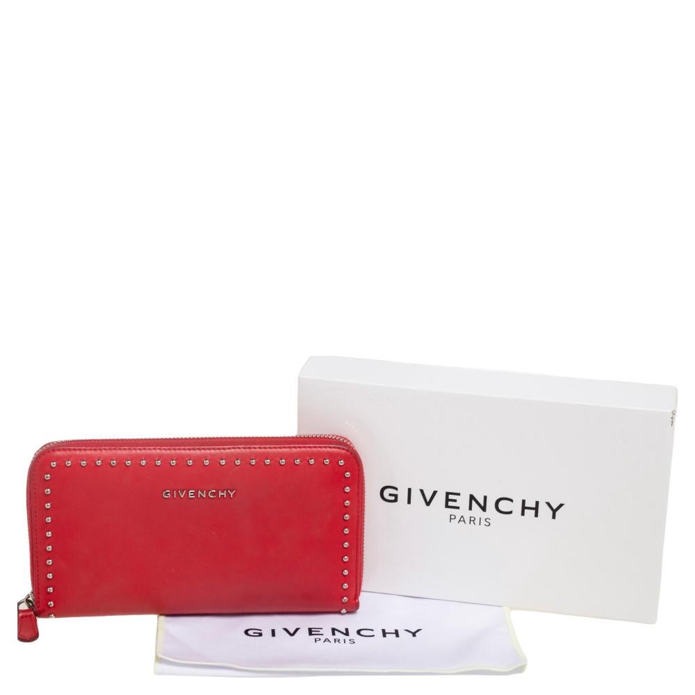 Givenchy Red Leather Studded Pandora Zip Around Wallet In Good Condition In Dubai, Al Qouz 2