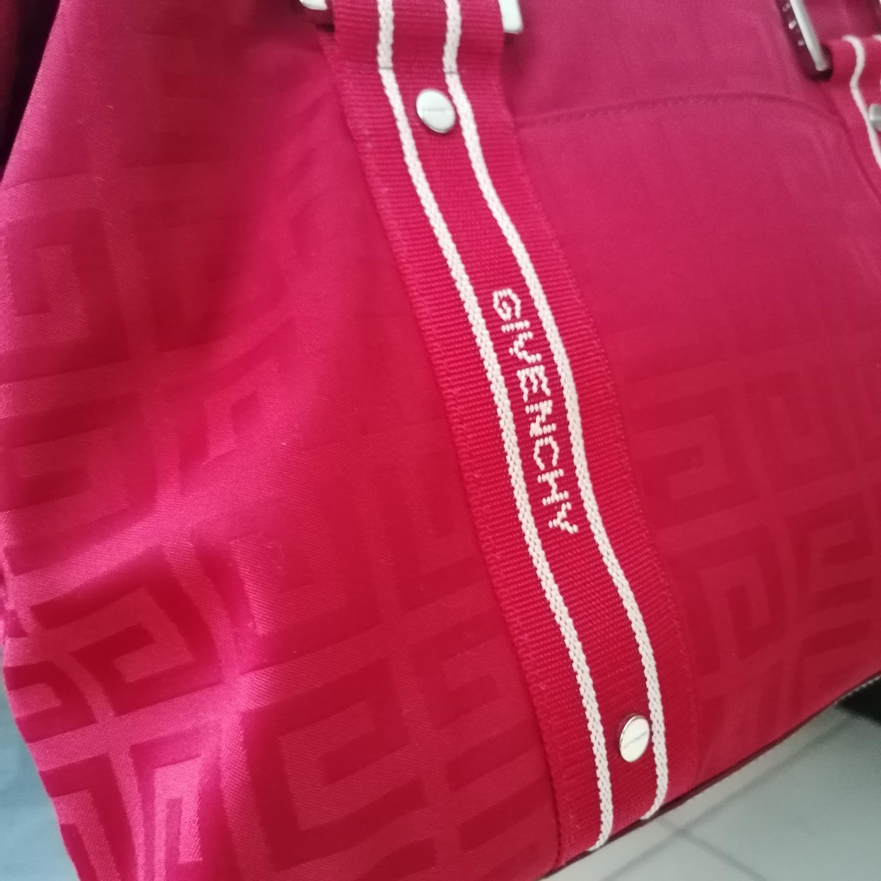 RED Monogrammierte Canvas-Logo-Handtasche von Givenchy im Angebot 14