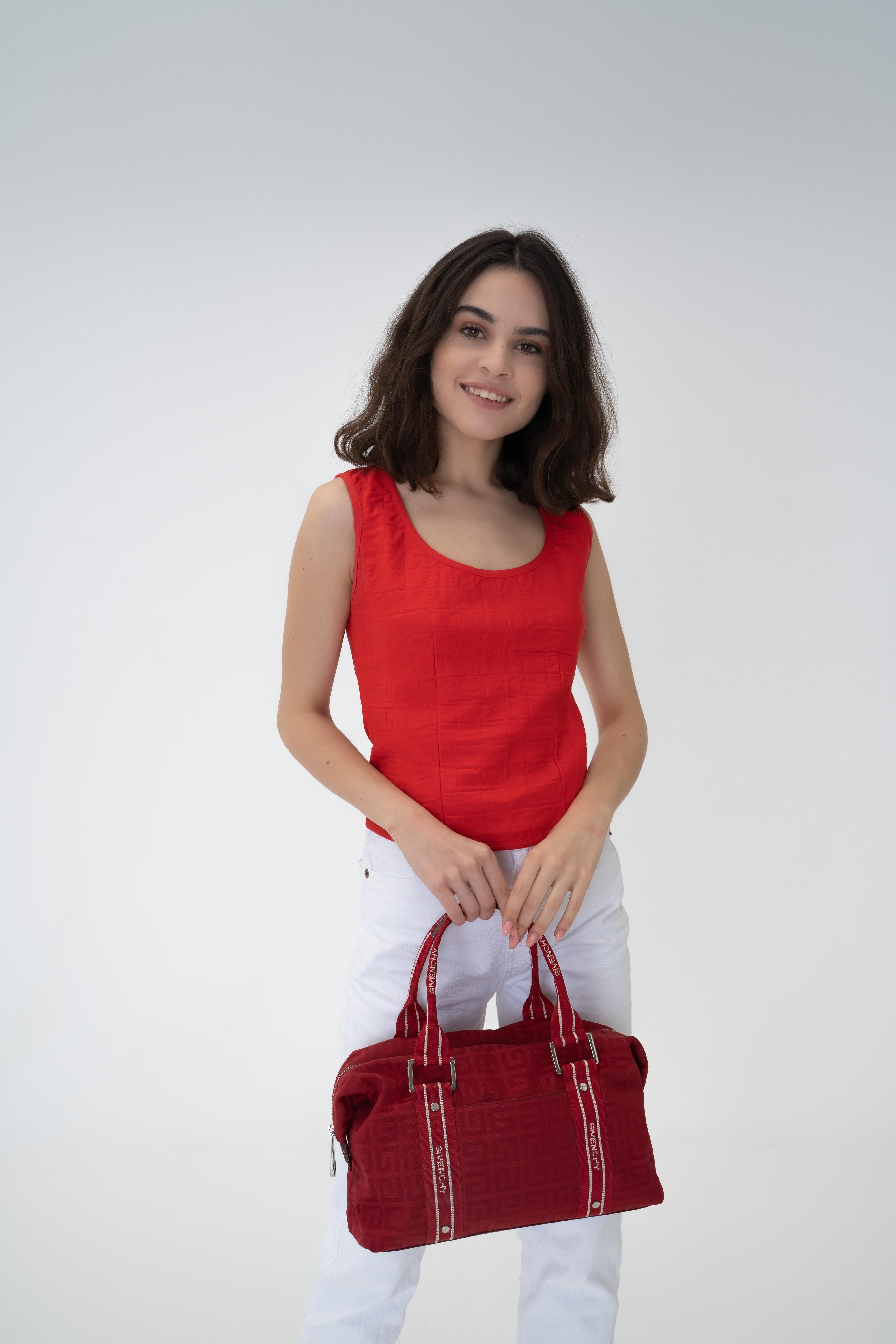 RED Monogrammierte Canvas-Logo-Handtasche von Givenchy
Echtheitscode: SI 1014
Details: minimalistisches Logo - klassischer Givenchy-Druck, alle Beschläge/Futter sind gebrandet.
Sie hat ein großes Fach, eine seitliche Reißverschlusstasche, einen