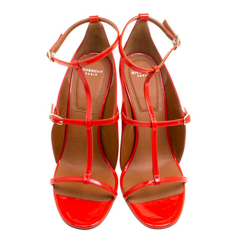 Gorgeous and glamorous, these red sandals from Givenchy will take your breath away! They are crafted from patent leather and feature an open toe silhouette. They flaunt a T-strap design with buckled ankle straps and come equipped with comfortable