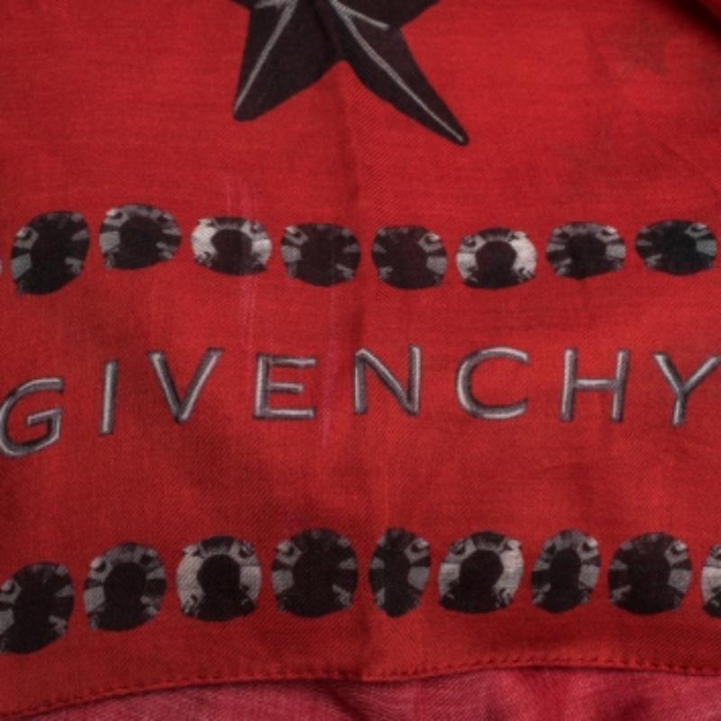Givenchy Red Star Print Modal & Cotton Blend Square Scarf en Bueno estado para la venta en Dubai, Al Qouz 2