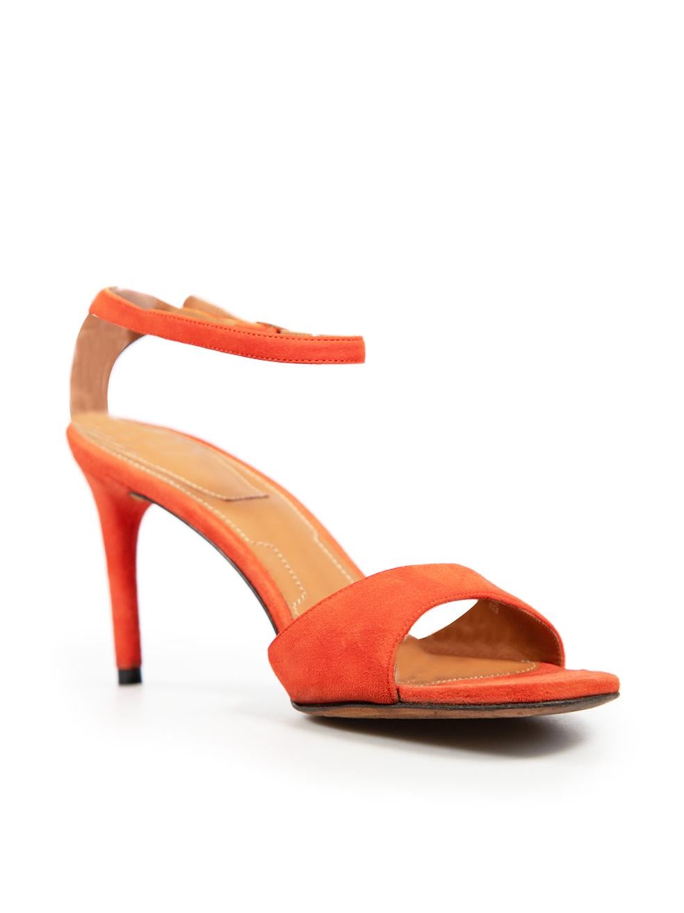 L'ÉTAT est très bon. L'usure minimale des sandales est évidente. Légères décolorations sur le devant, les côtés et les talons des deux chaussures de cet article de revente d'occasion de la marque Givenchy. Cet article est accompagné d'un sac à
